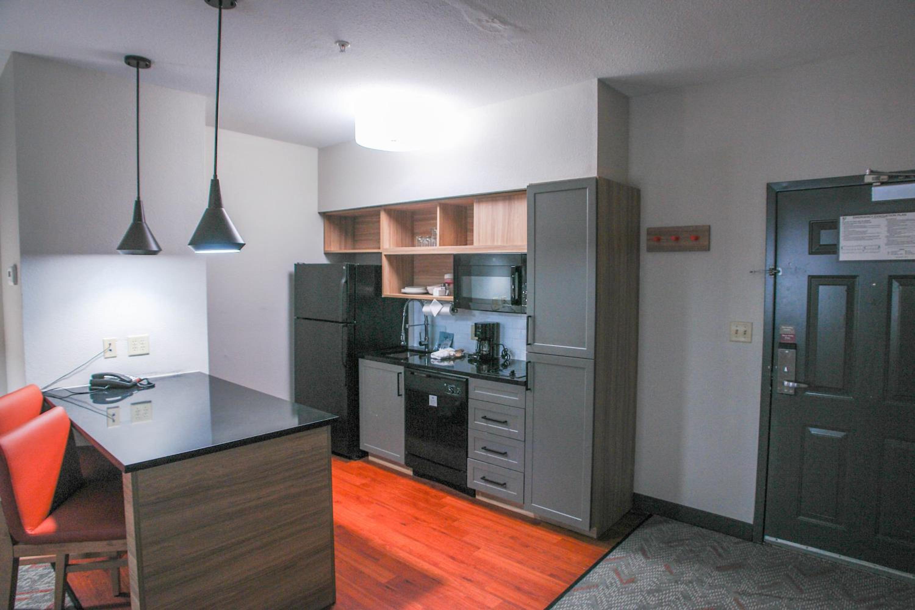 One-Bedroom King Room with Living Kitchen and Sofa - Photo 4