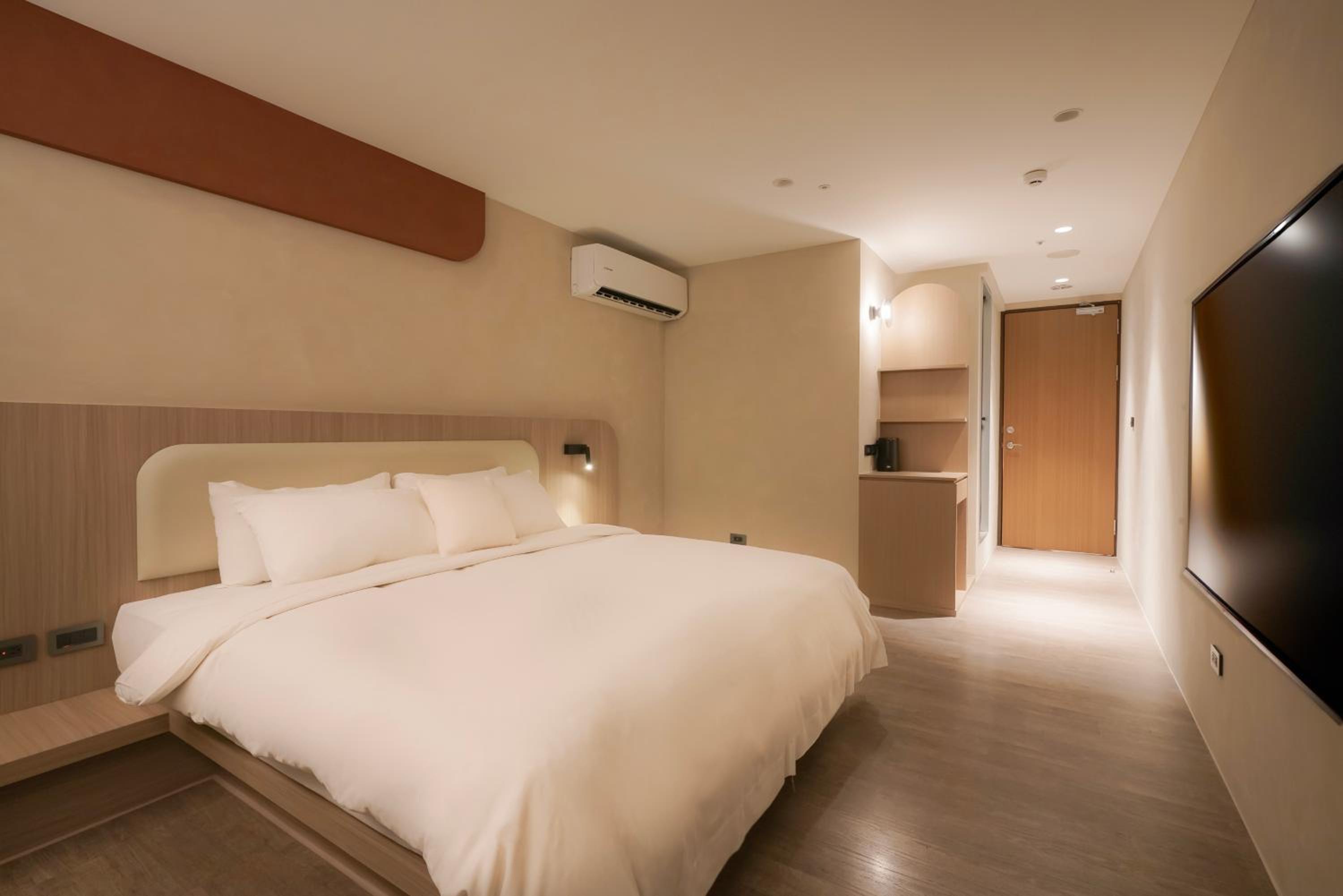 Double Room with Shower (Noise Tolerance Required) photo 3