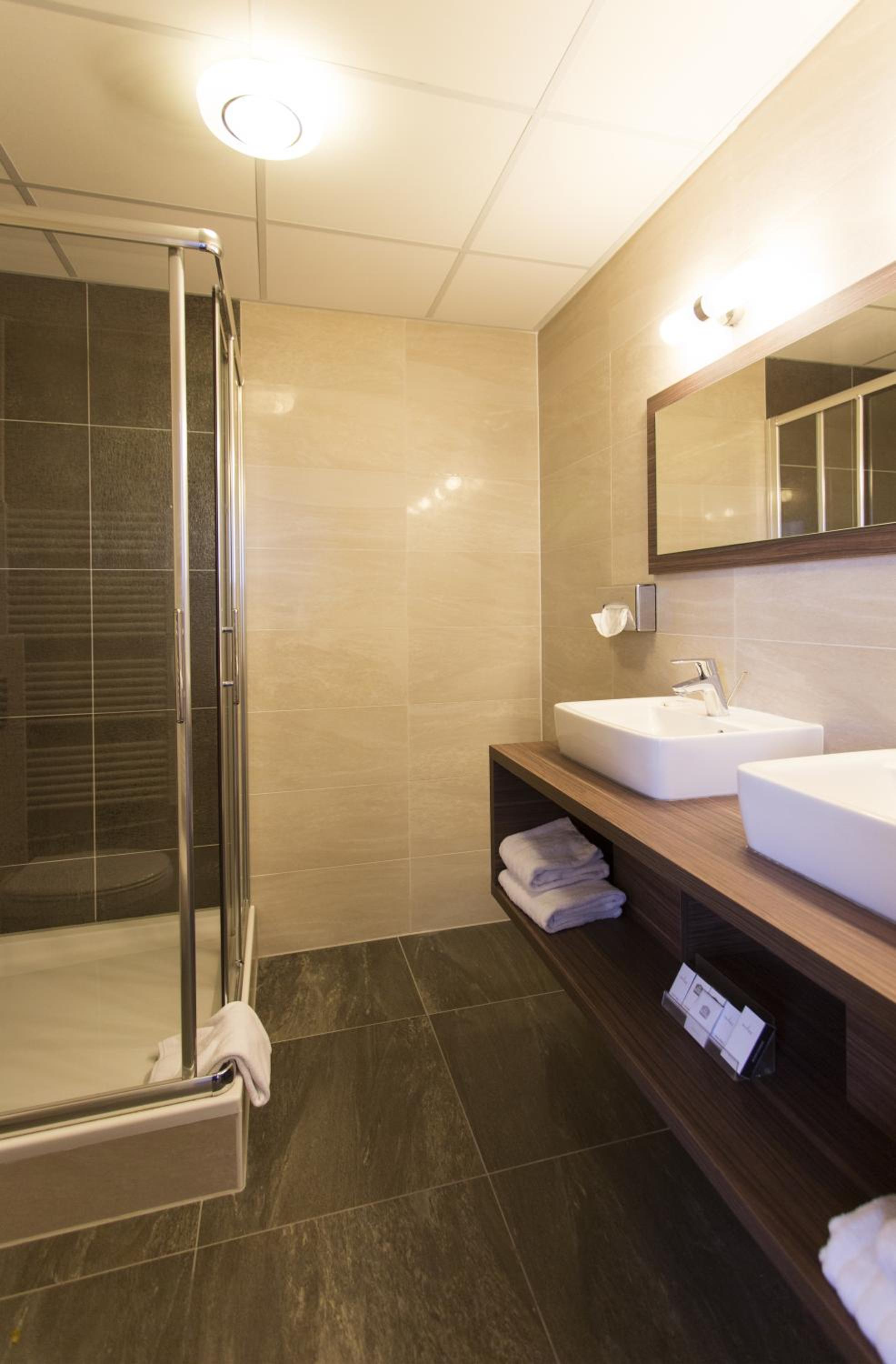 Deluxe Double Or Twin Room - Photo 11