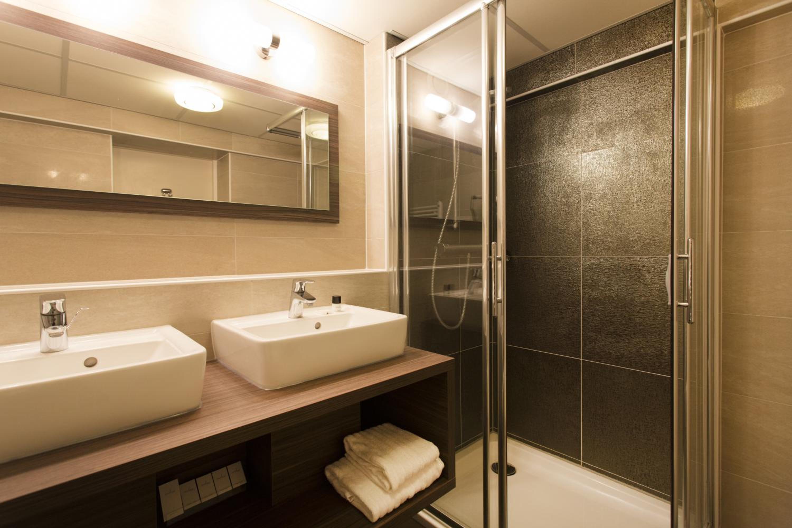 Deluxe Double Or Twin Room - Photo 12