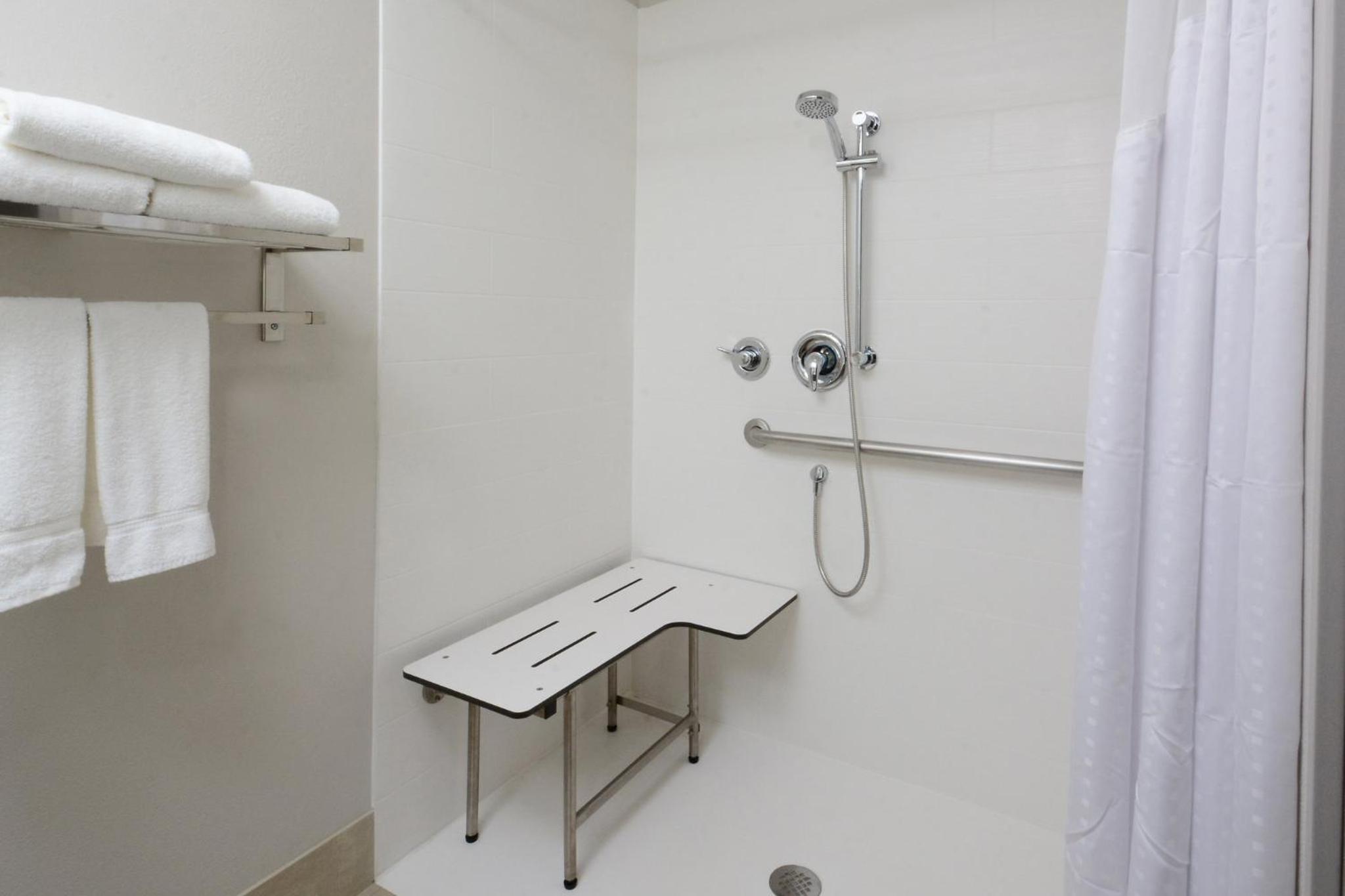 Standard King Room with Roll-In Shower - Communications Access - Photo 3
