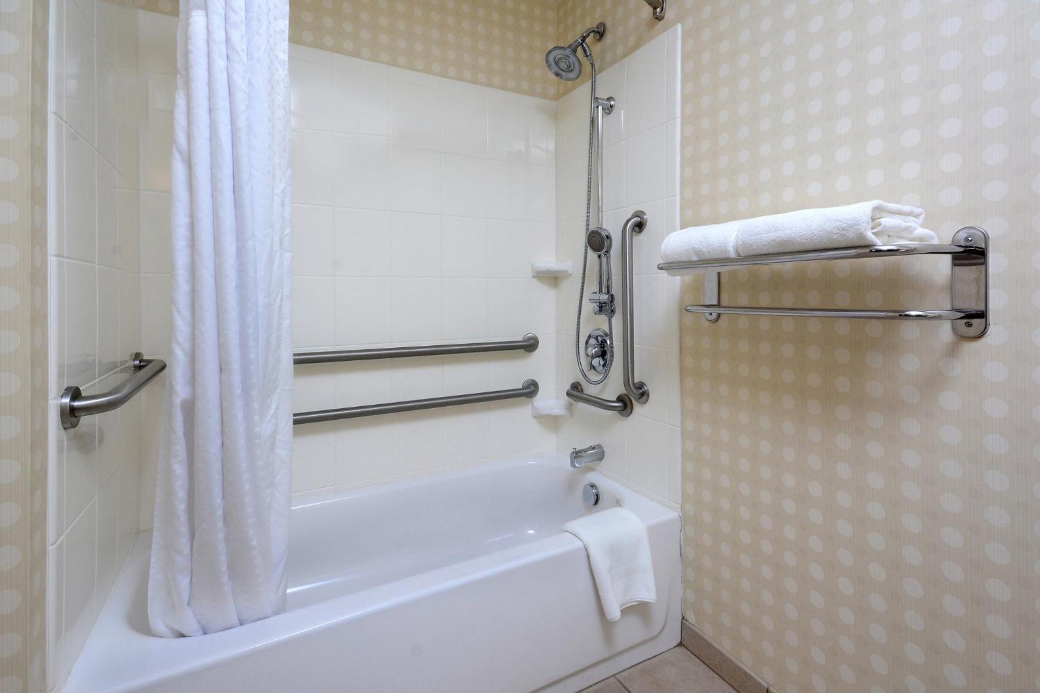 Standard King Room with Mobility Accessible Tub - Photo 3