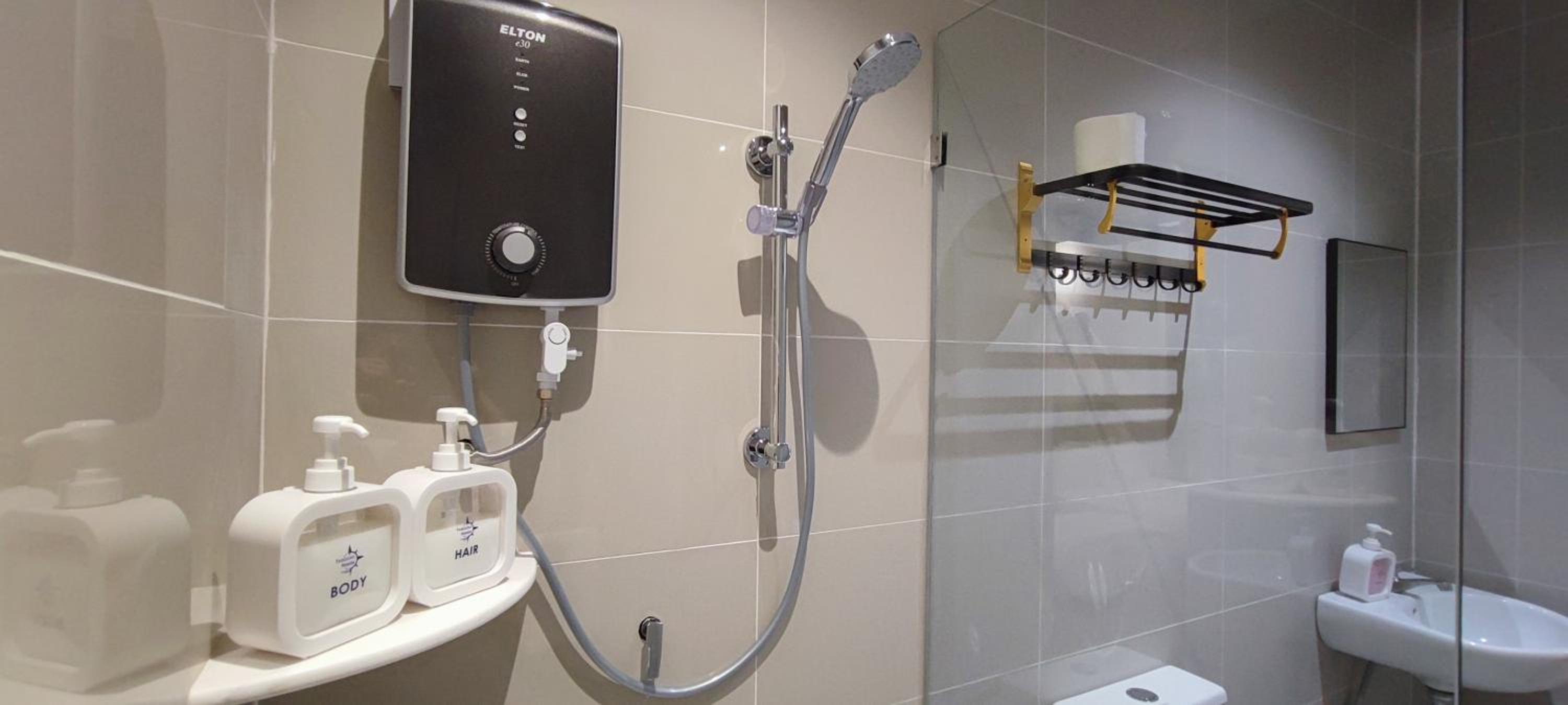 Double Room with Private Bathroom (No window) - Photo 9