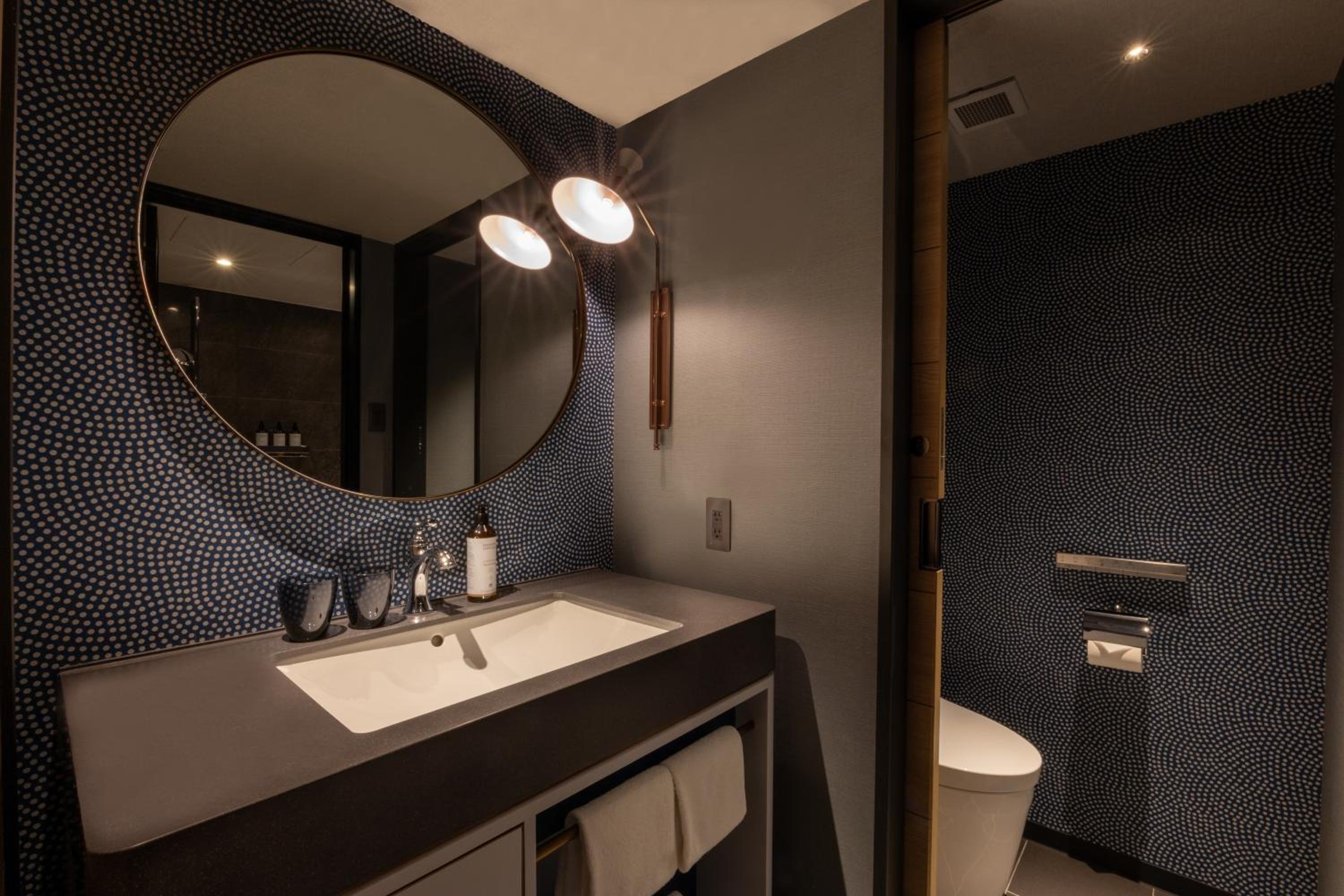 Privilege King Room with Shower Booth - Photo 7