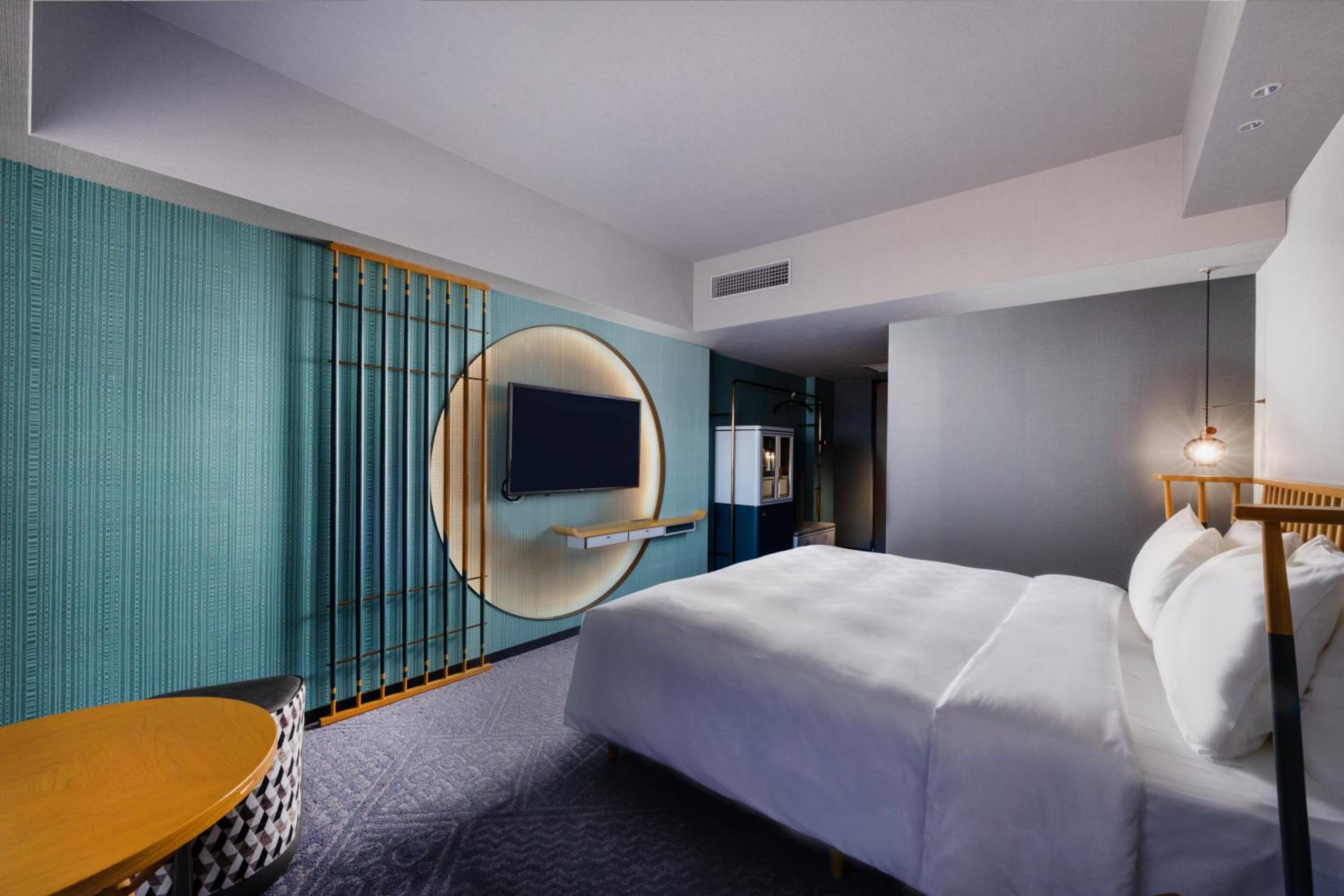 Superior King Room with Shower Booth - Photo 7
