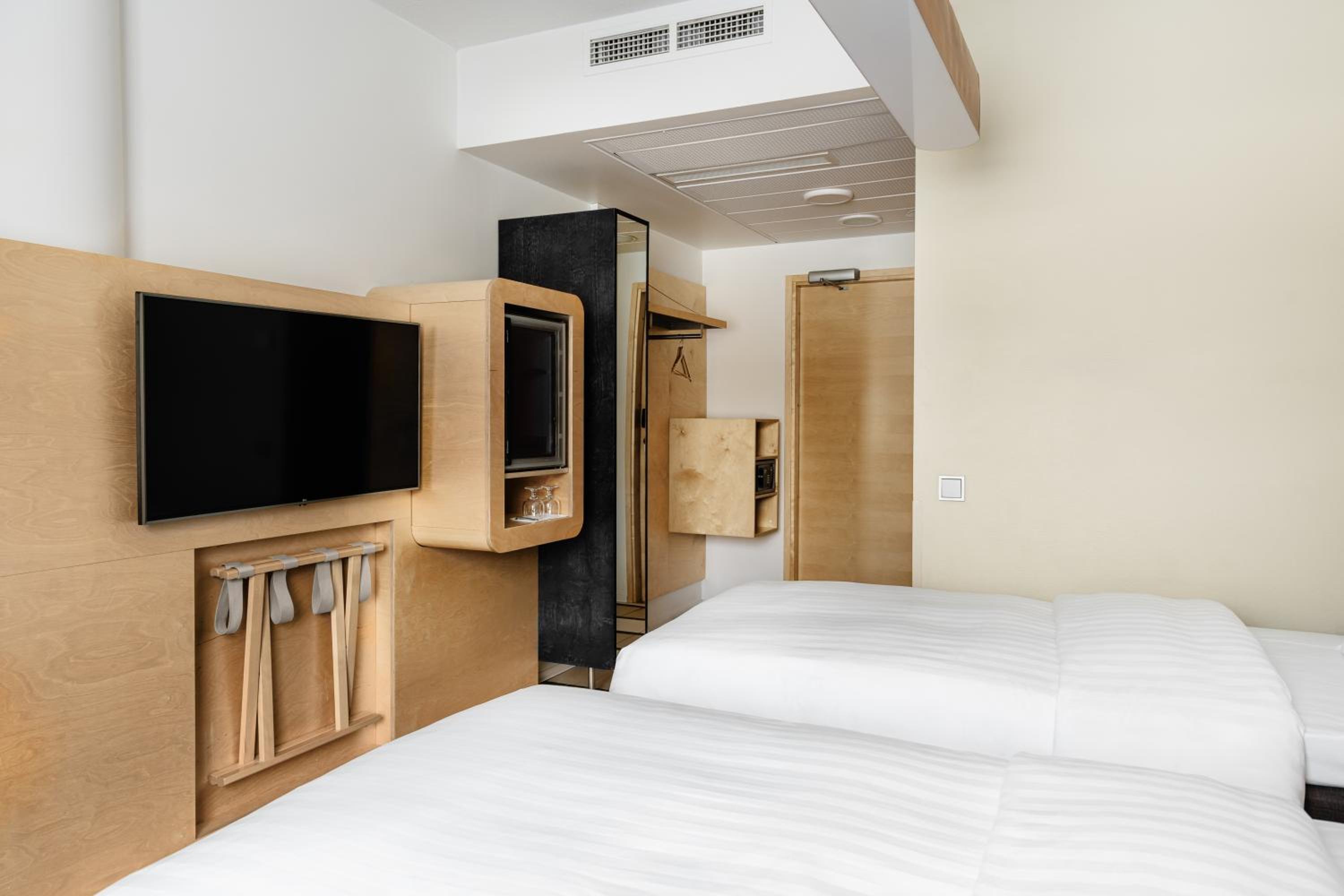 Standard Twin Room - Photo 9