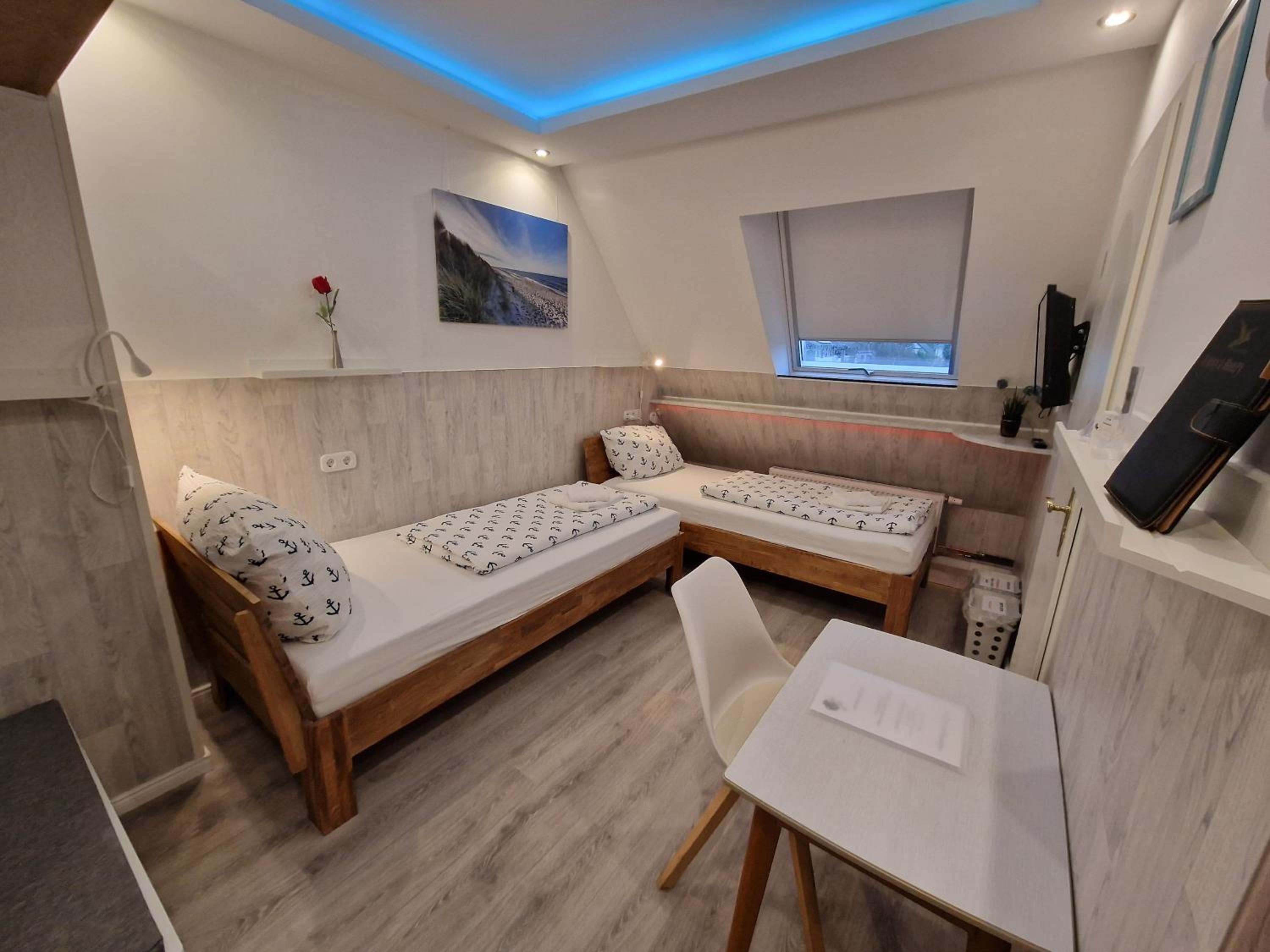 Twin Room with Private Bathroom - Photo 3