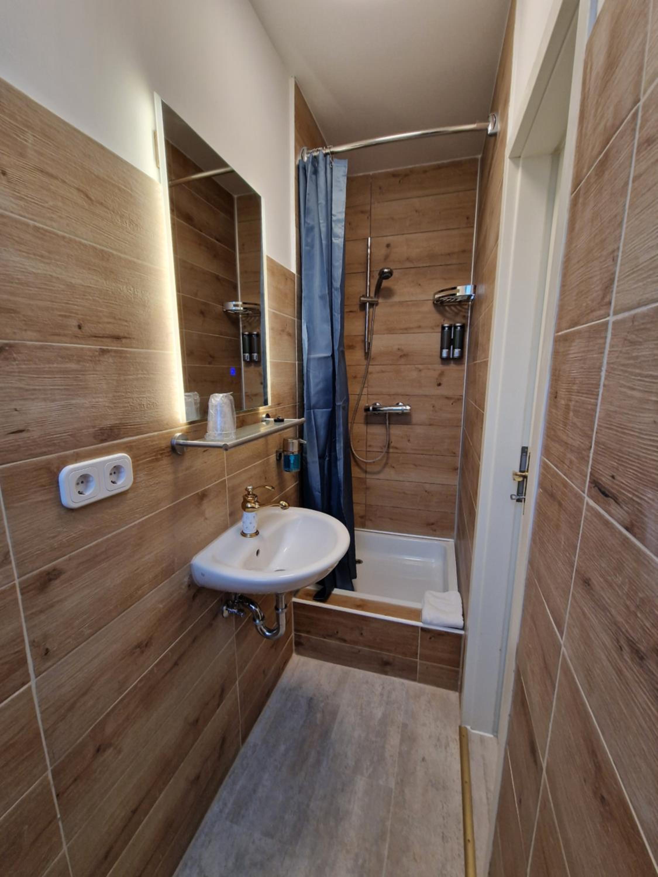 Twin Room with Private Bathroom - Photo 2