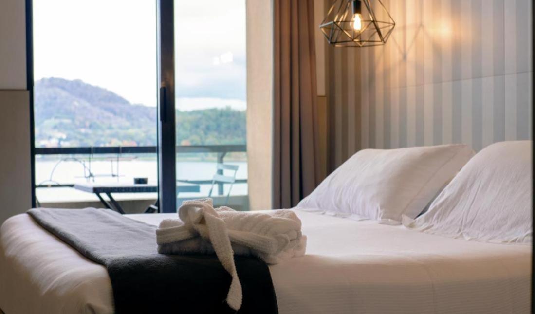 King Room with Lake View - Photo 8