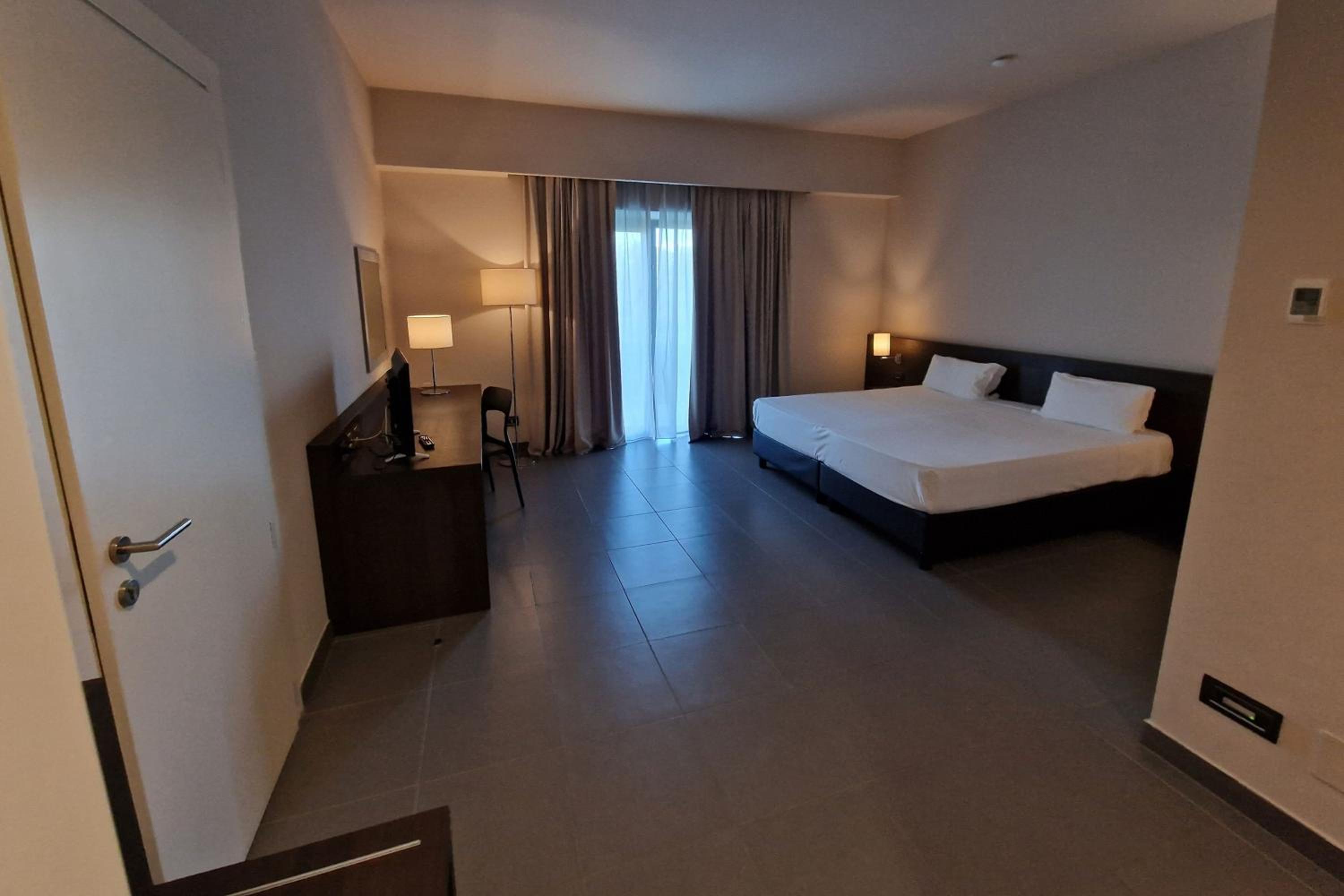 Standard King Room with Balcony photo 2