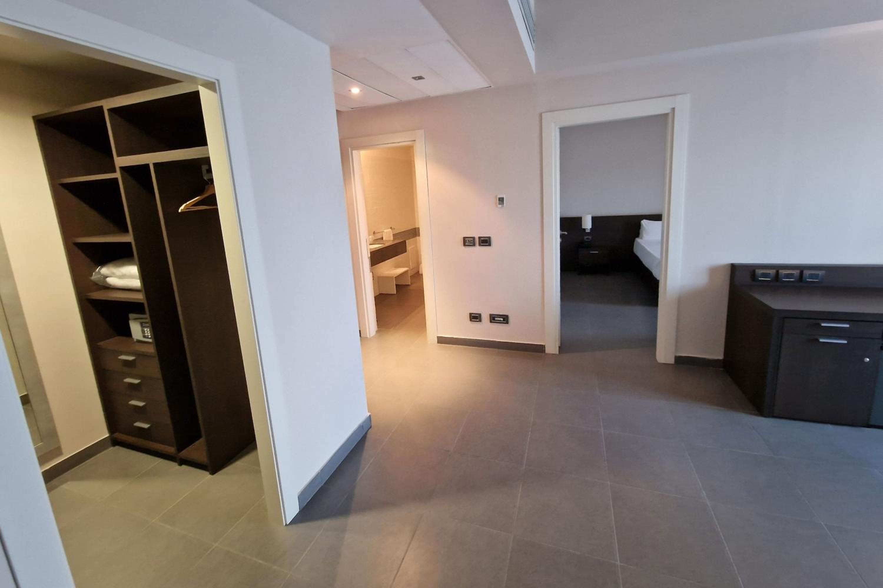 One-Bedroom King Suite with Sofa Bed and Balcony photo 1