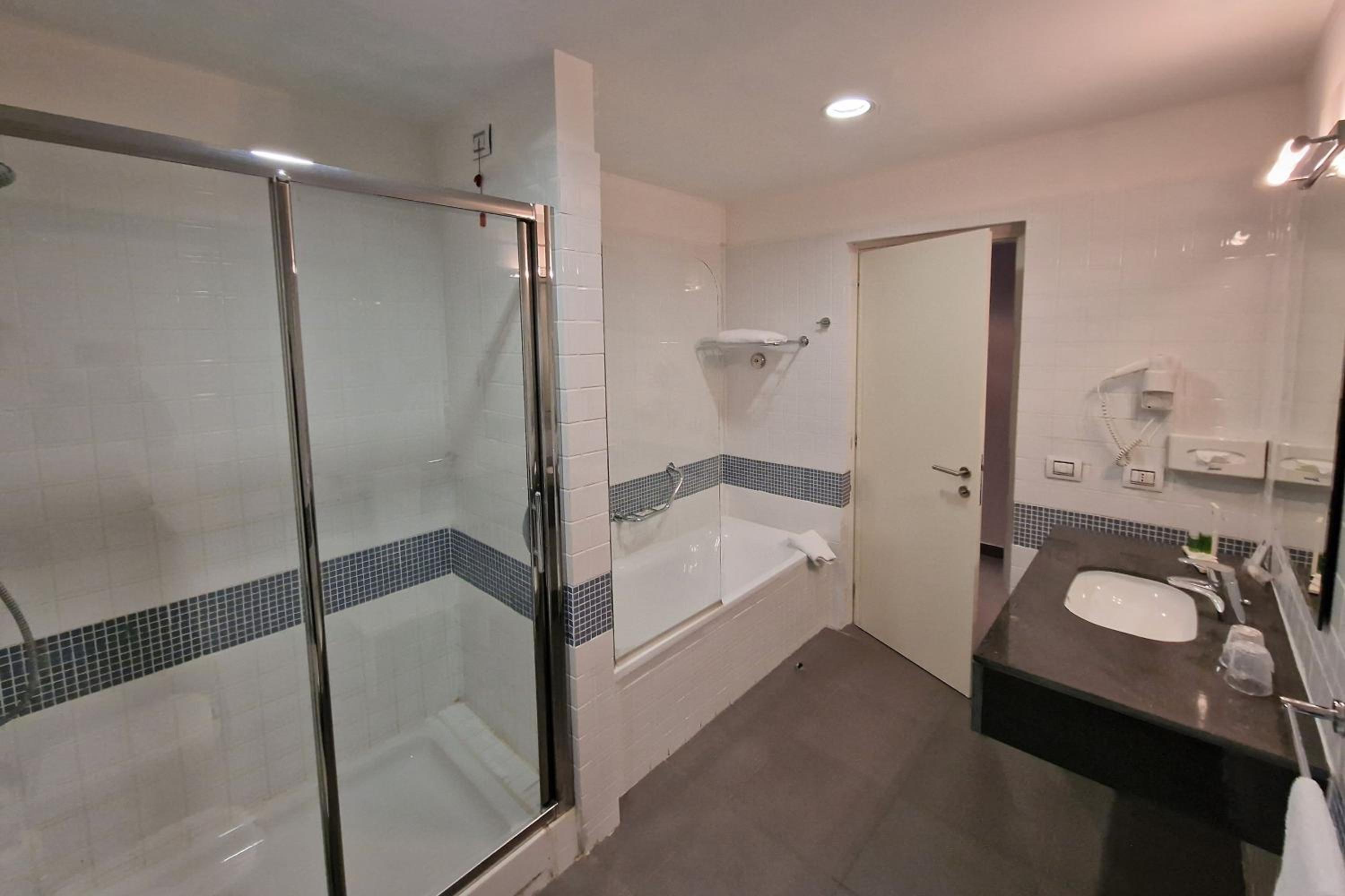 One-Bedroom King Suite with Sofa Bed and Balcony photo 3