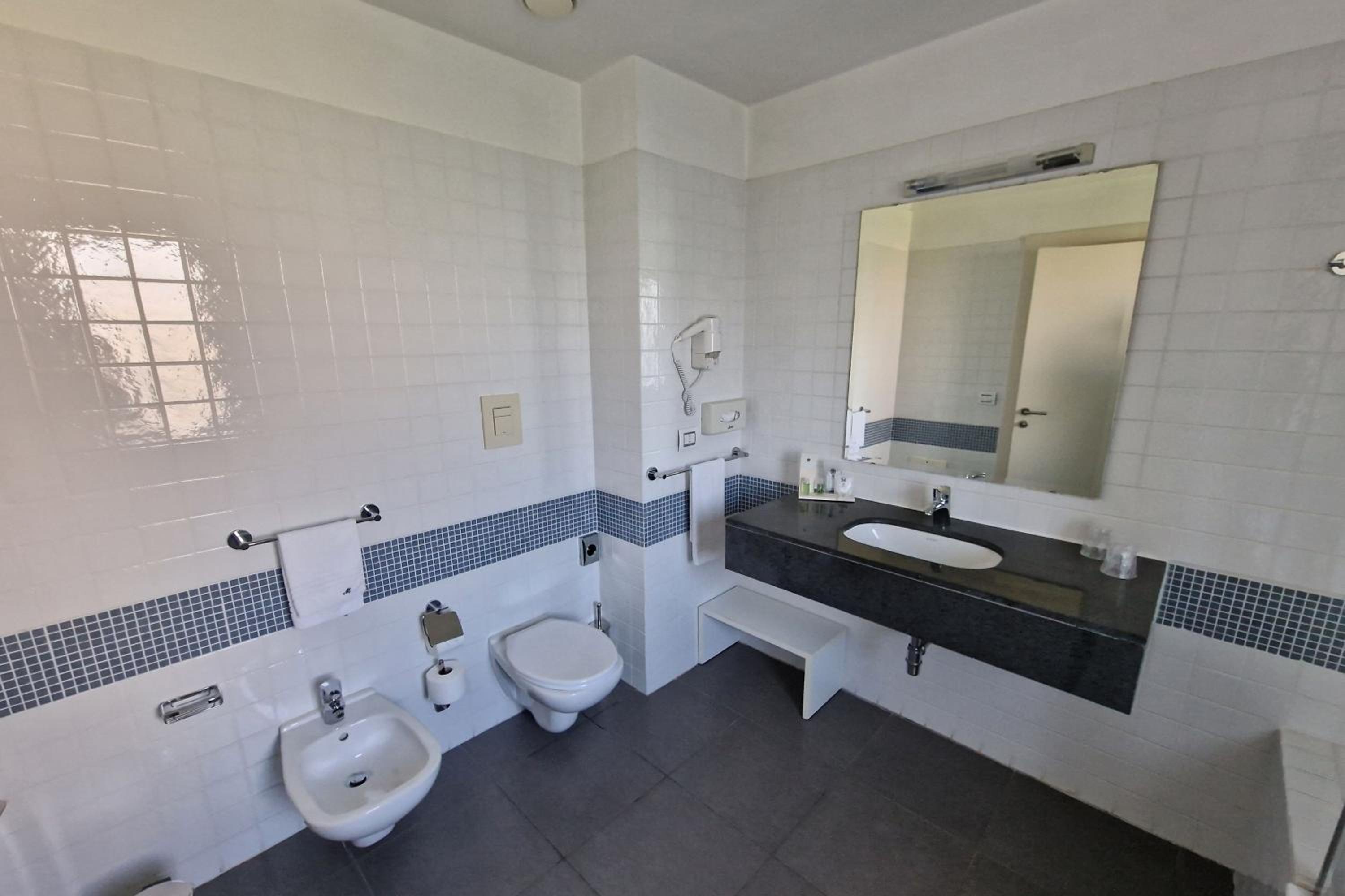 One-Bedroom King Suite with Balcony and Sofa Bed photo 3
