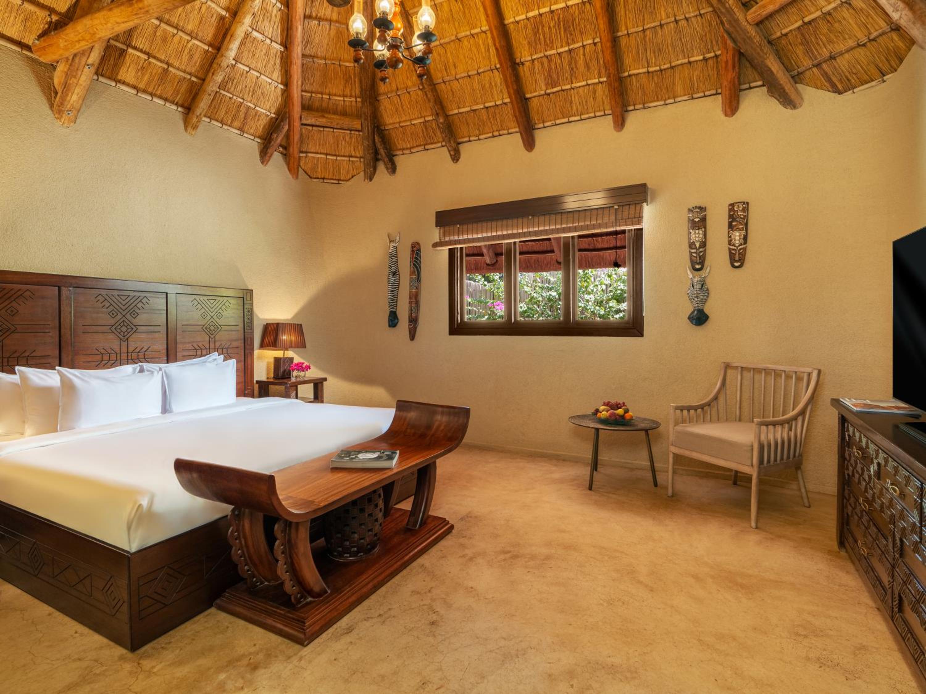 Bungalow with Private Pool and Garden - Photo 2