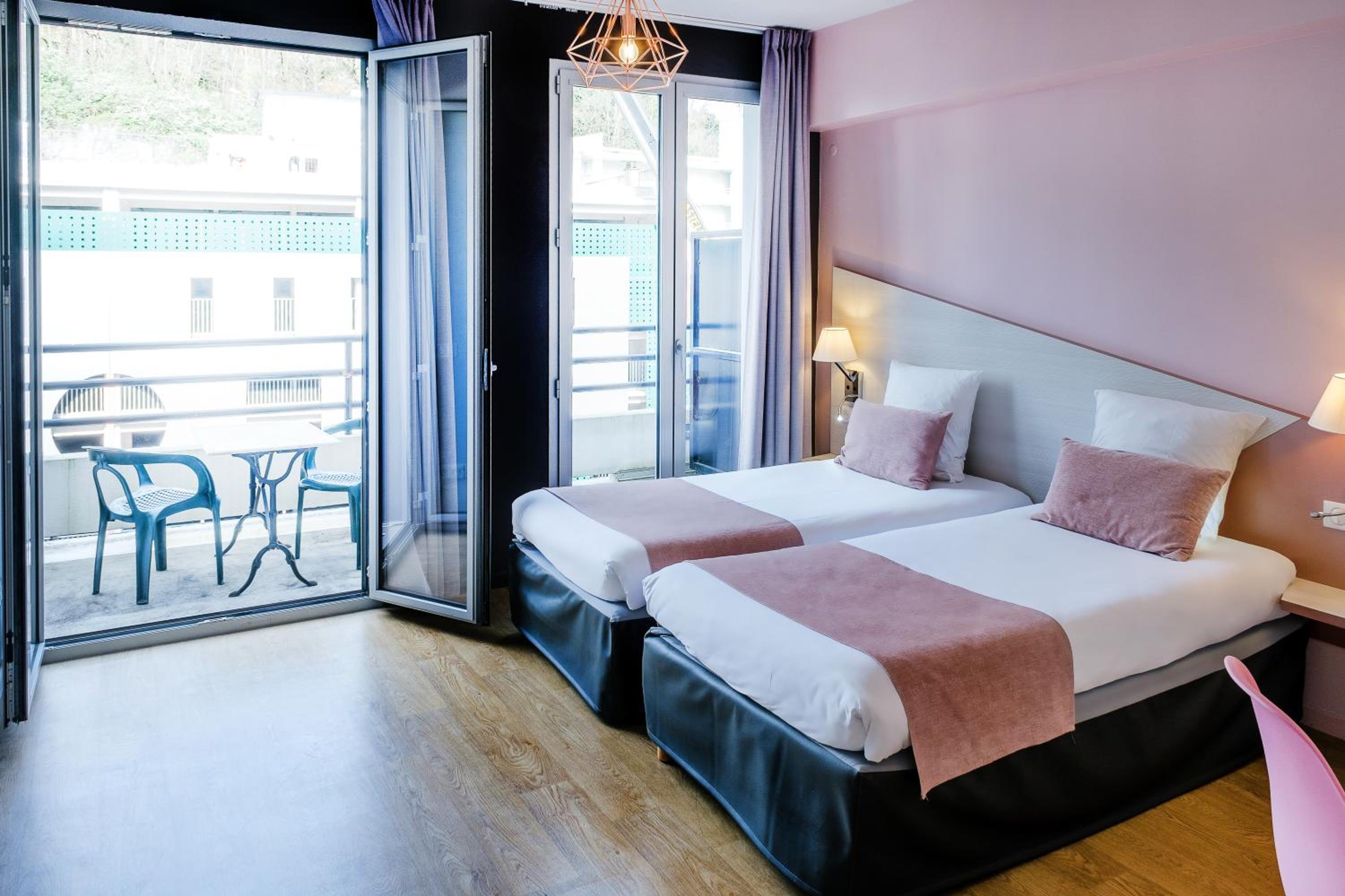 Twin Room with Balcony - Photo 4