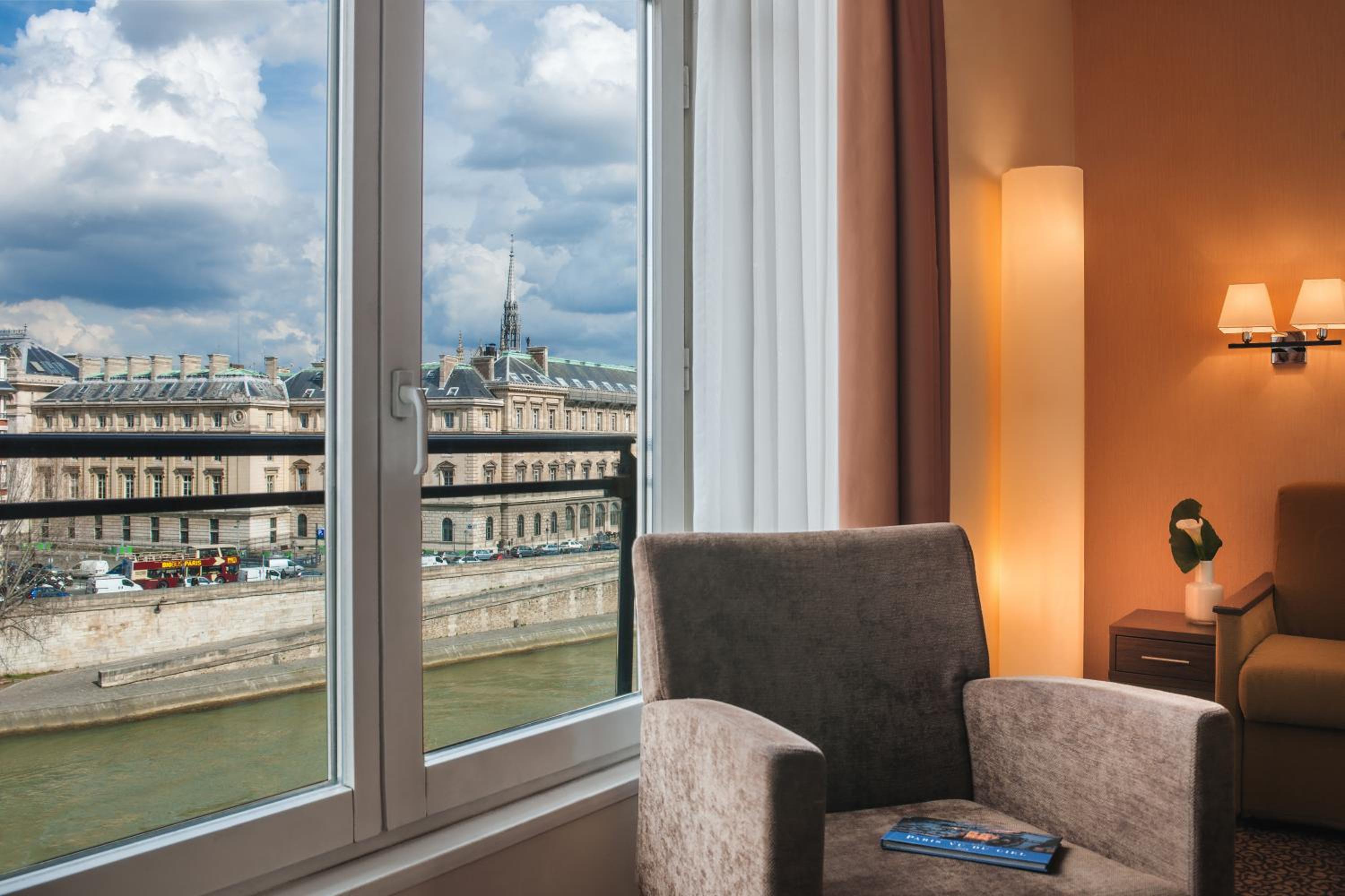 One-Bedroom Appartment with Seine River View