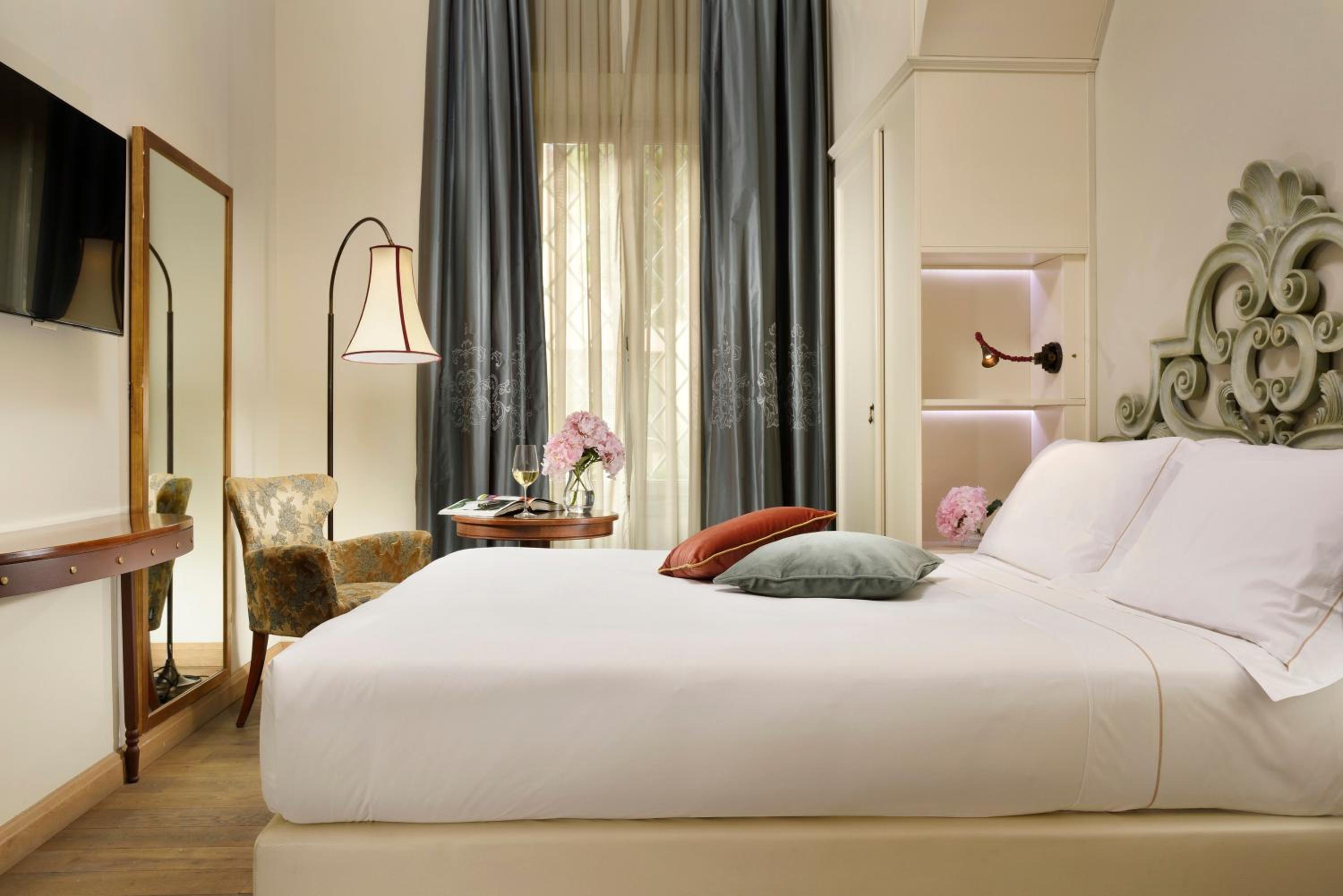 Superior Double Room thumbnail 6
