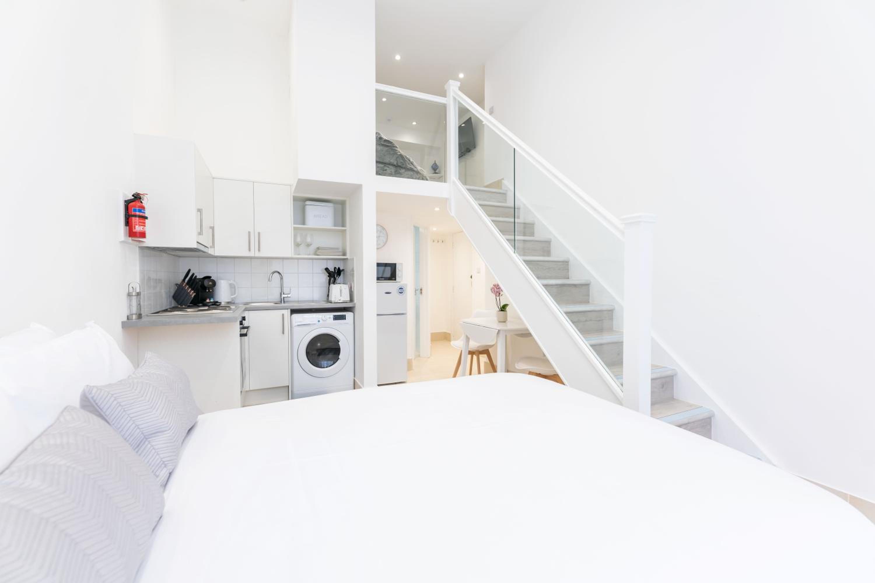 One-Bedroom Apartment photo 1