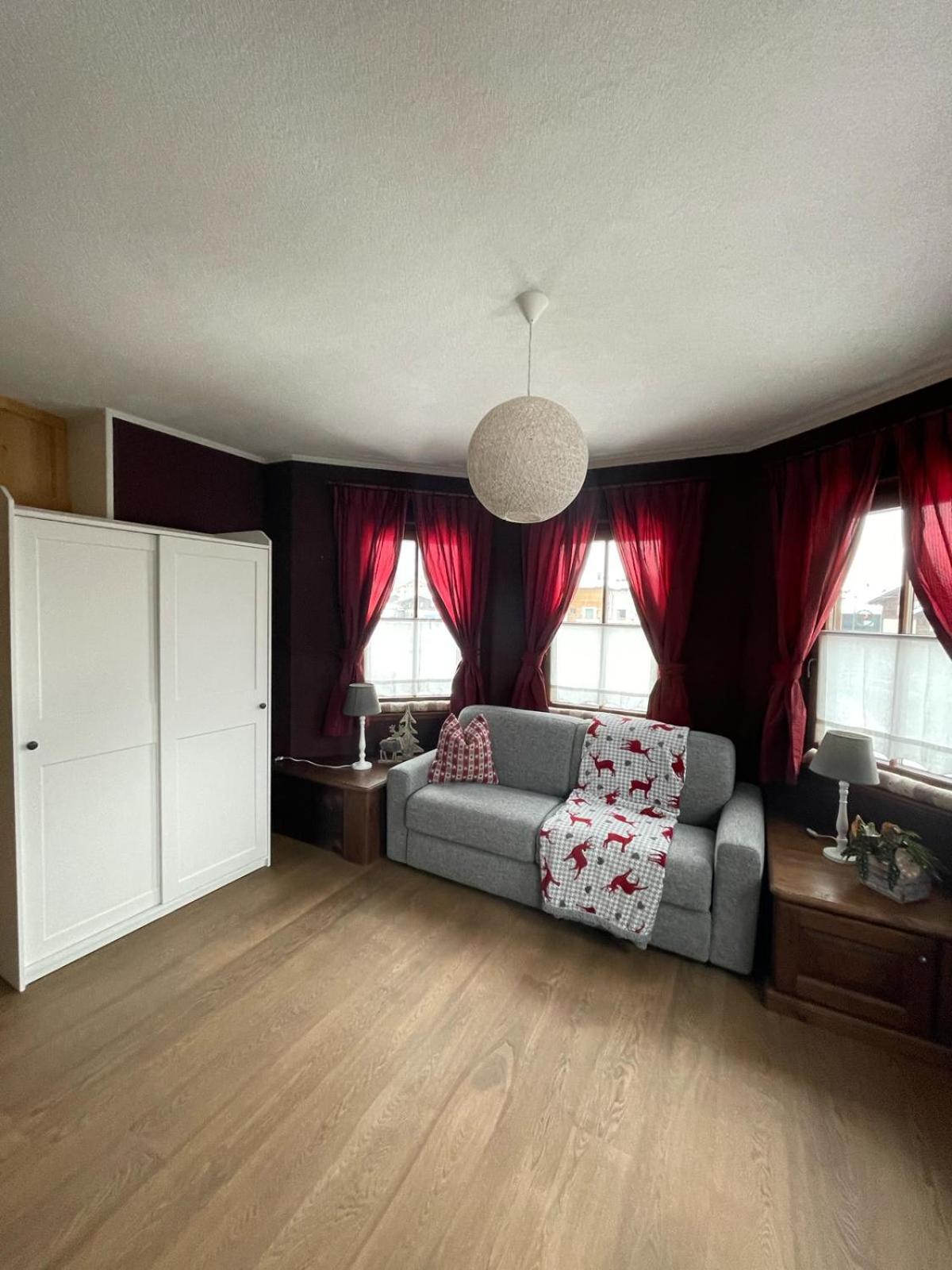One-Bedroom Apartment with Mountain View