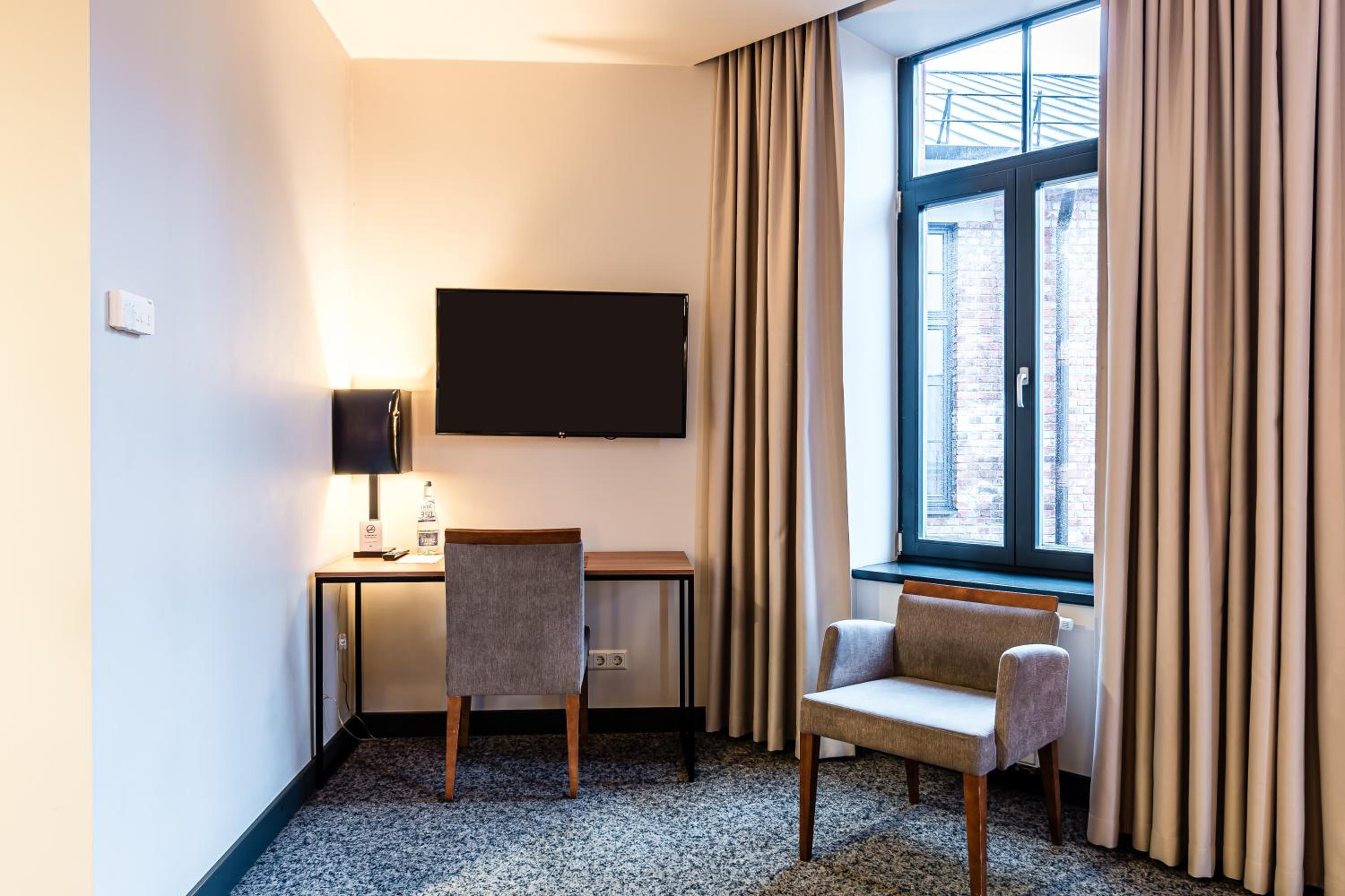 Standard Double Room - Photo 11