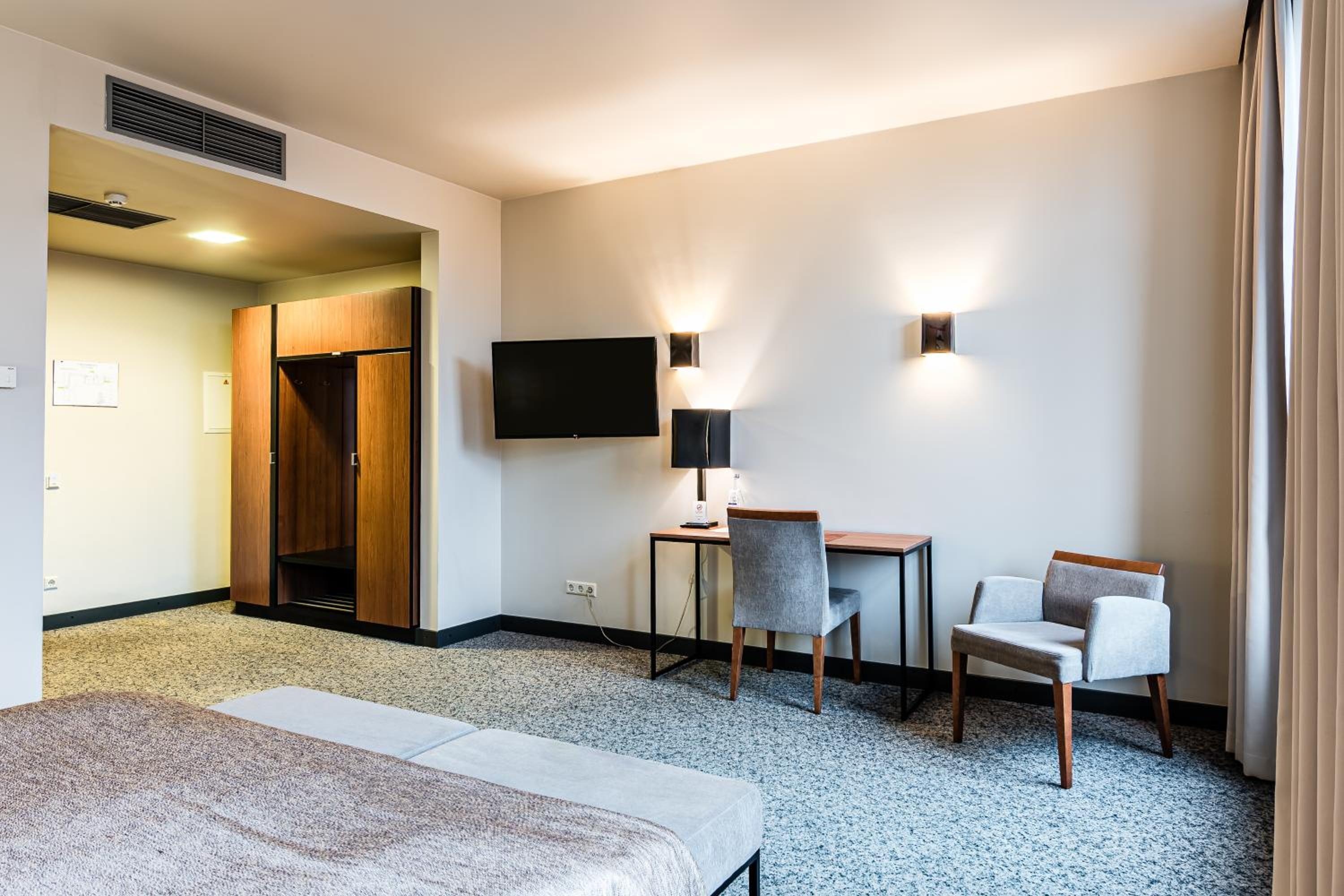 Standard Double Room - Photo 12