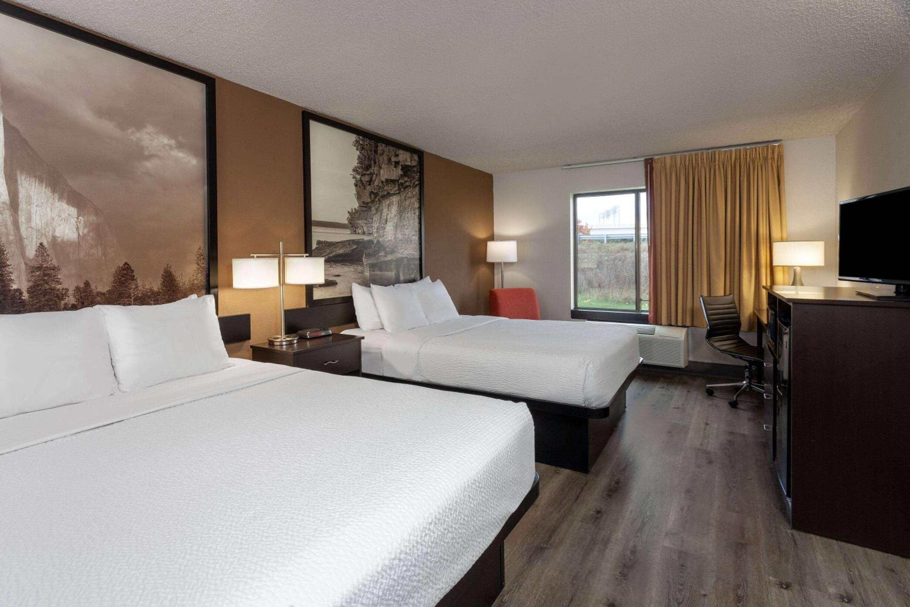Queen Room with Two Queen Beds - Non-Smoking - Photo 2