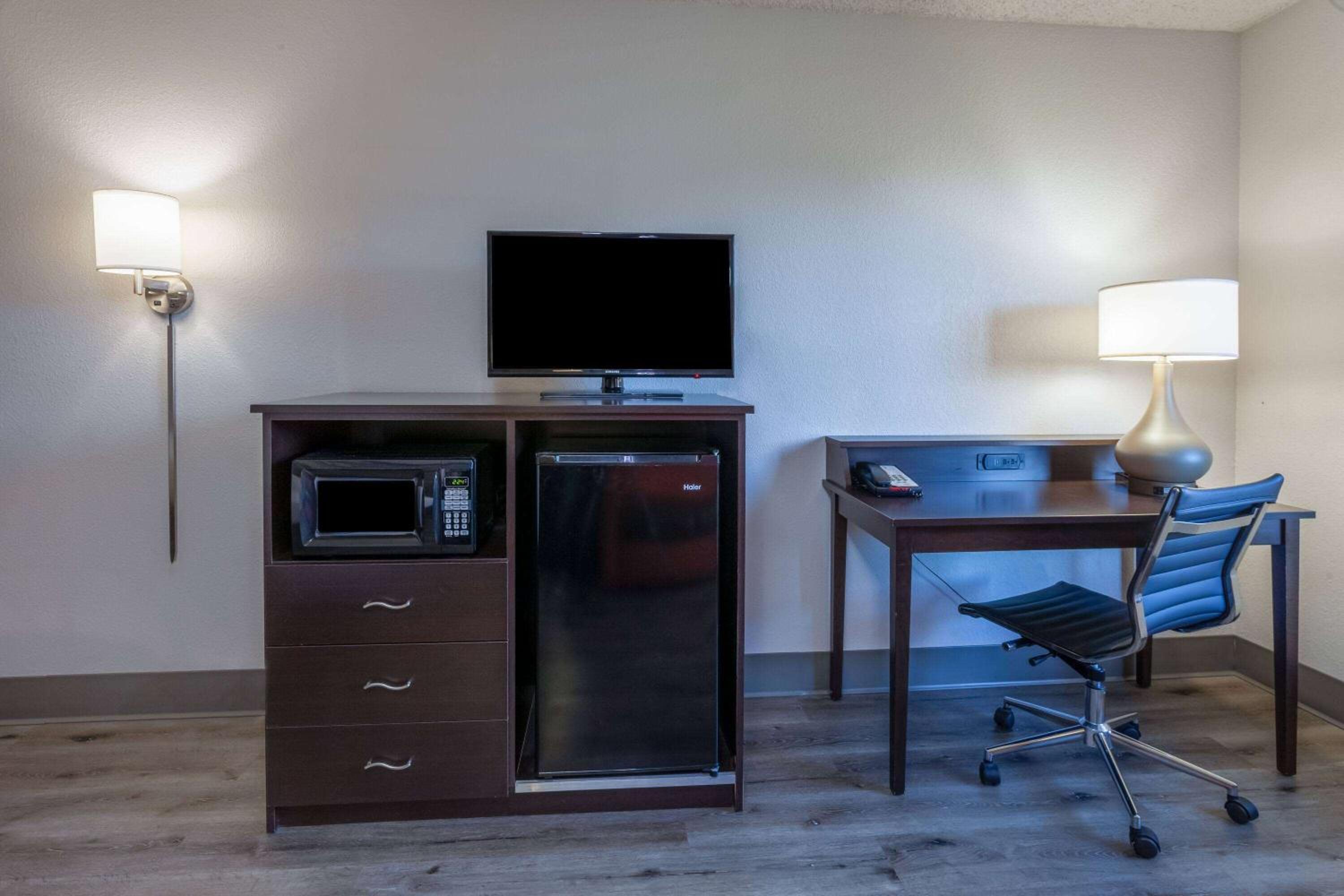 Queen Room with Two Queen Beds - Non-Smoking - Photo 5