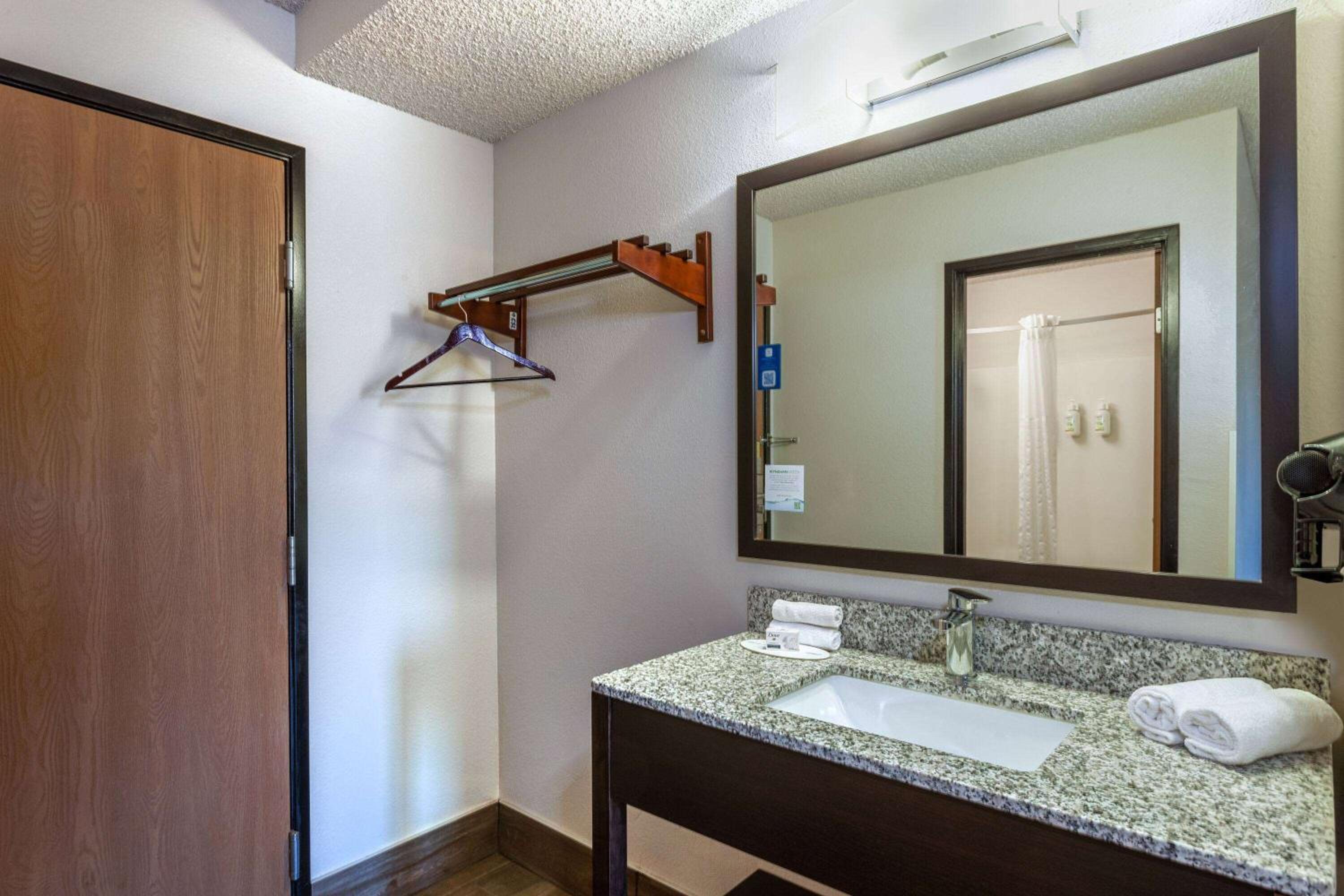 Queen Room with Two Queen Beds - Non-Smoking - Photo 4