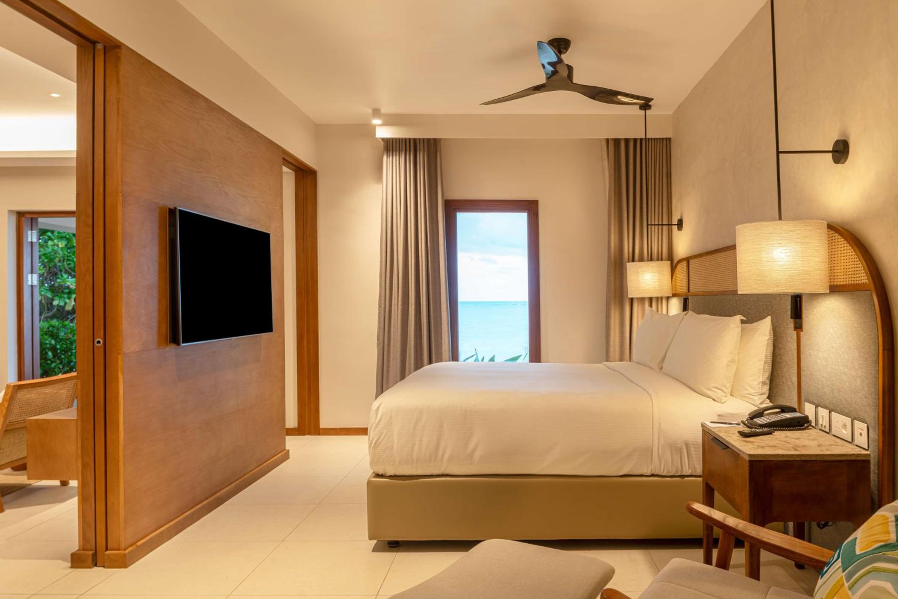 Beachfront Junior Suite - Photo 8