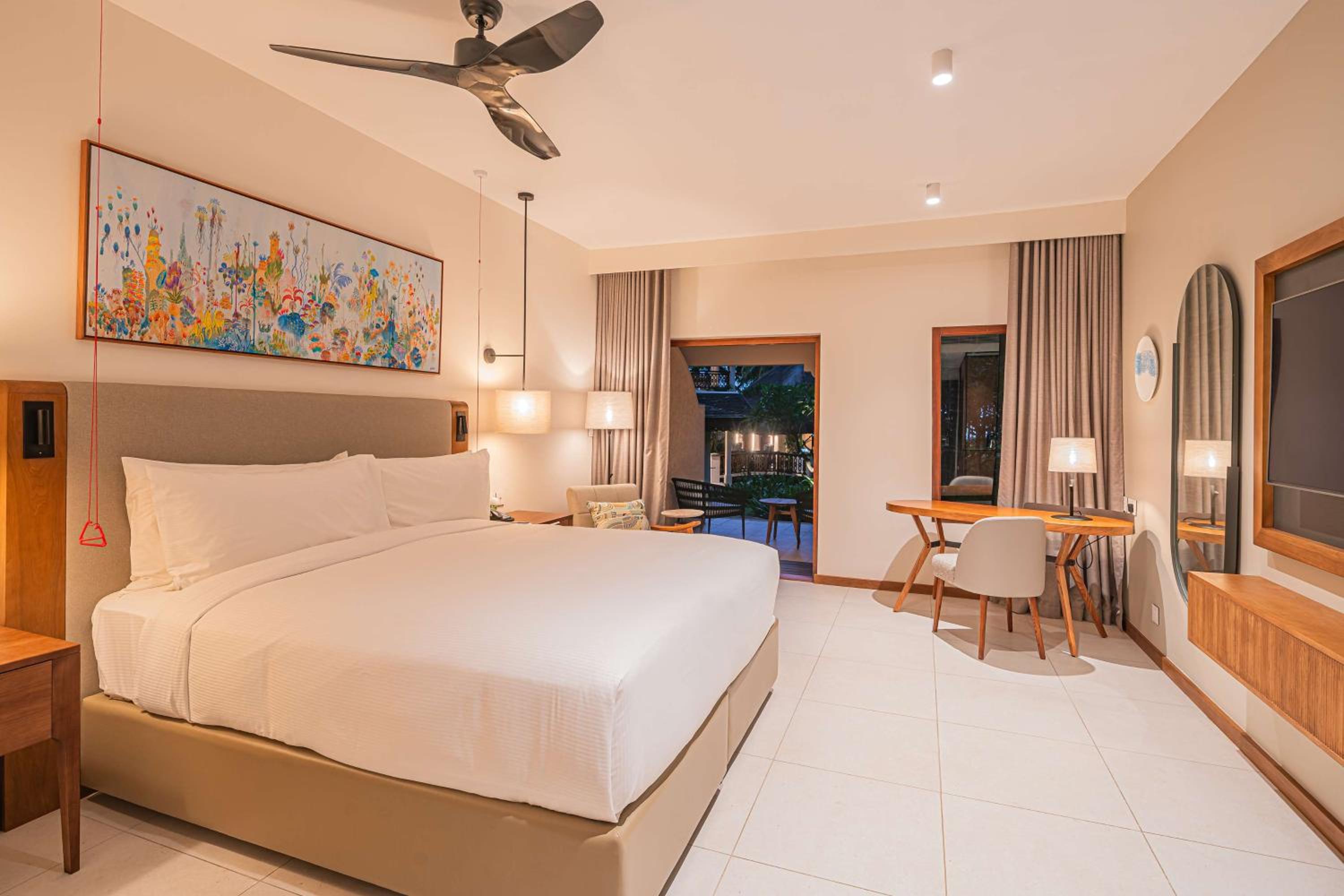 Deluxe King Room - Photo 14