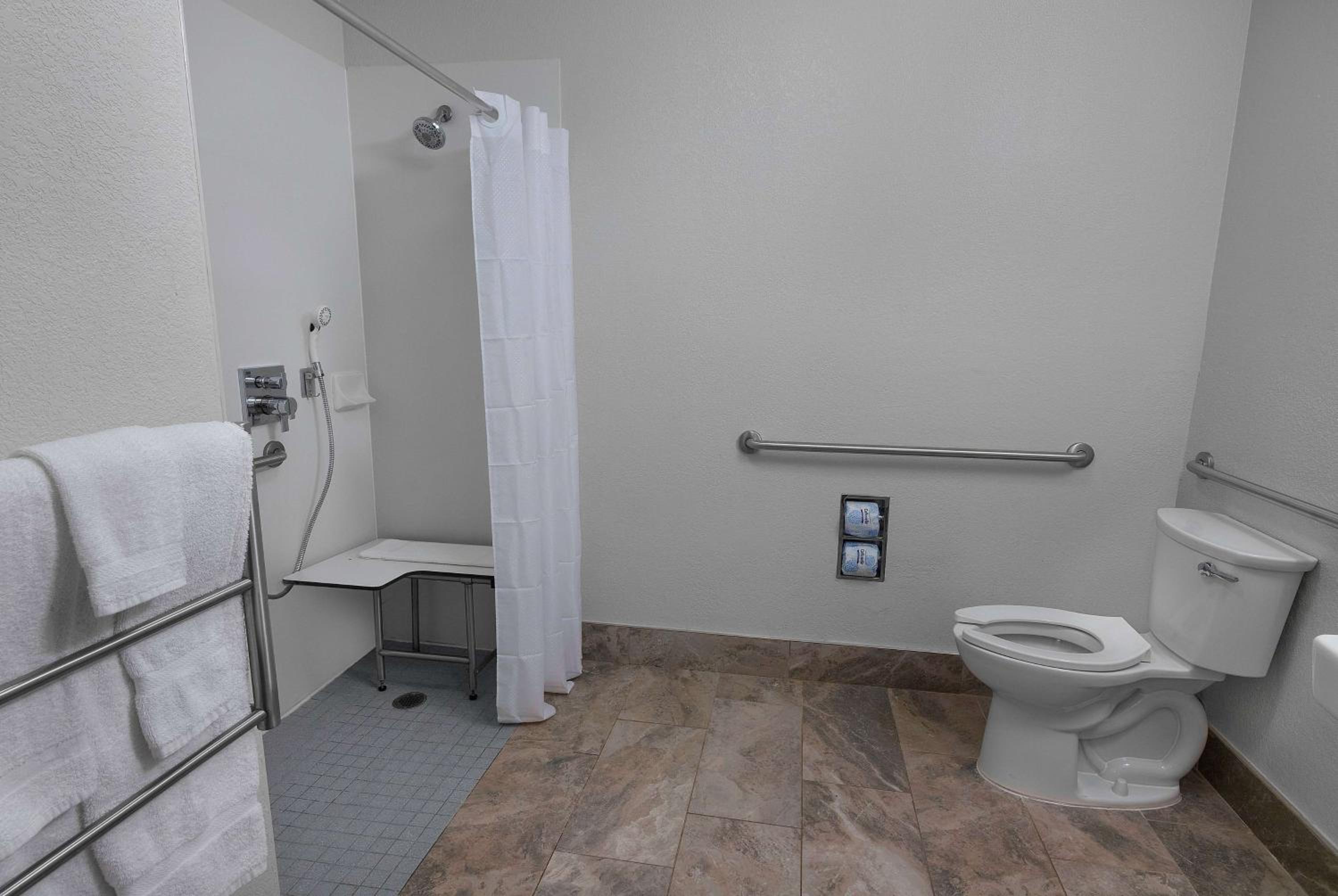 King Room with Bath Tub - Mobility Accessible/Non-Smoking - Photo 5