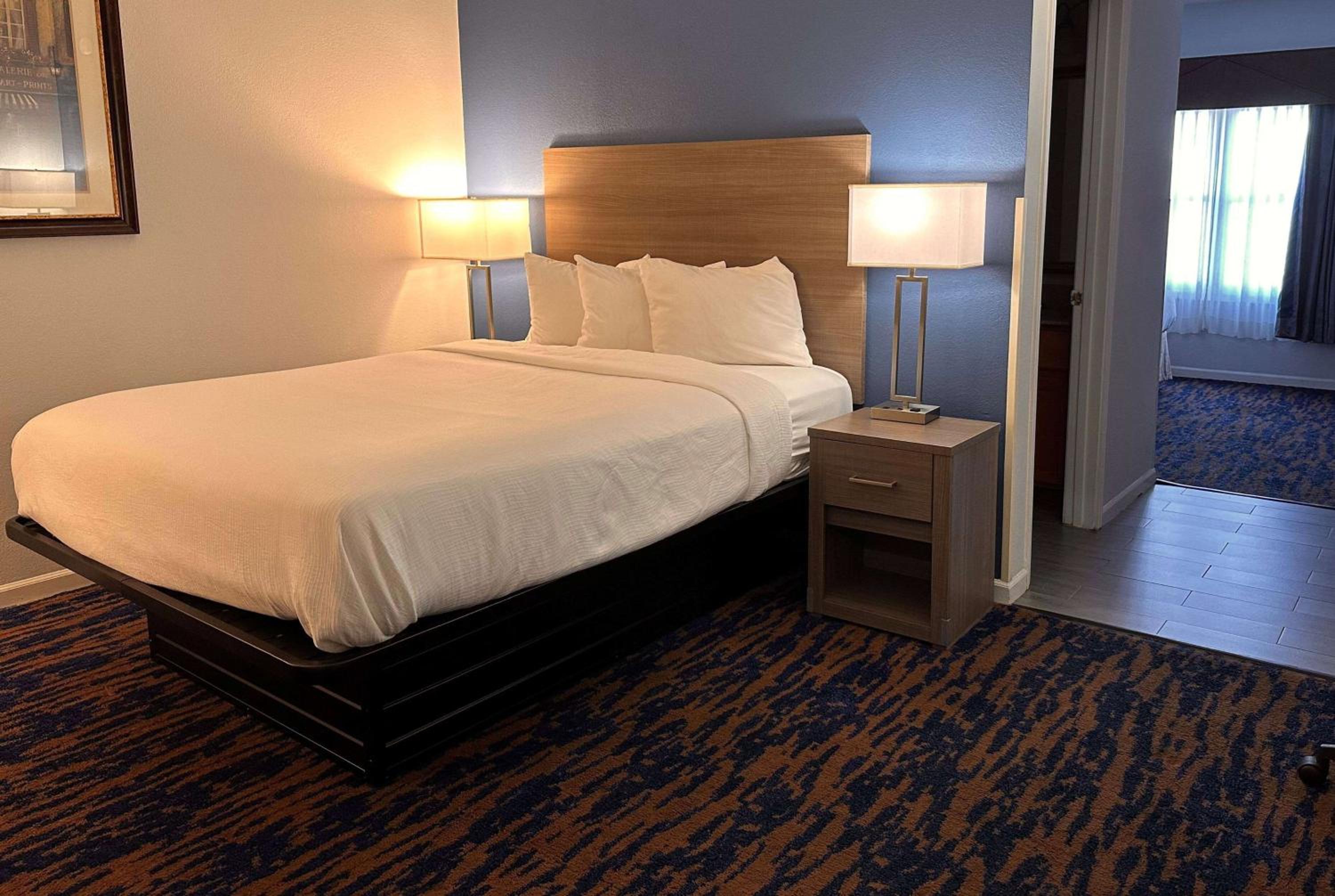 Suite With One King And One Queen Bed - Non-Smoking - Photo 3