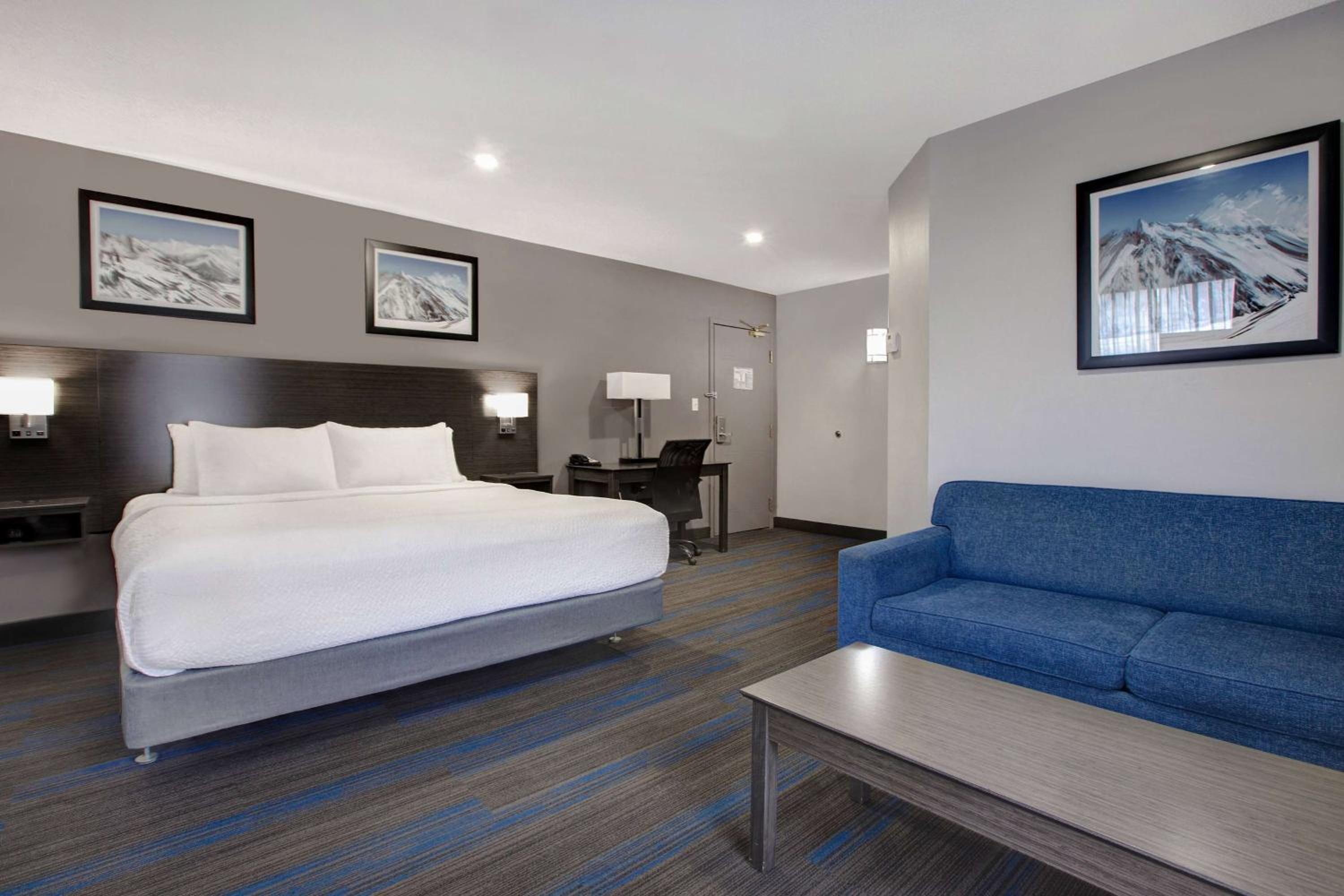 King Room /First Floor with Sofa Bed and Parking Lot Access, Non-Smoking - Photo 1
