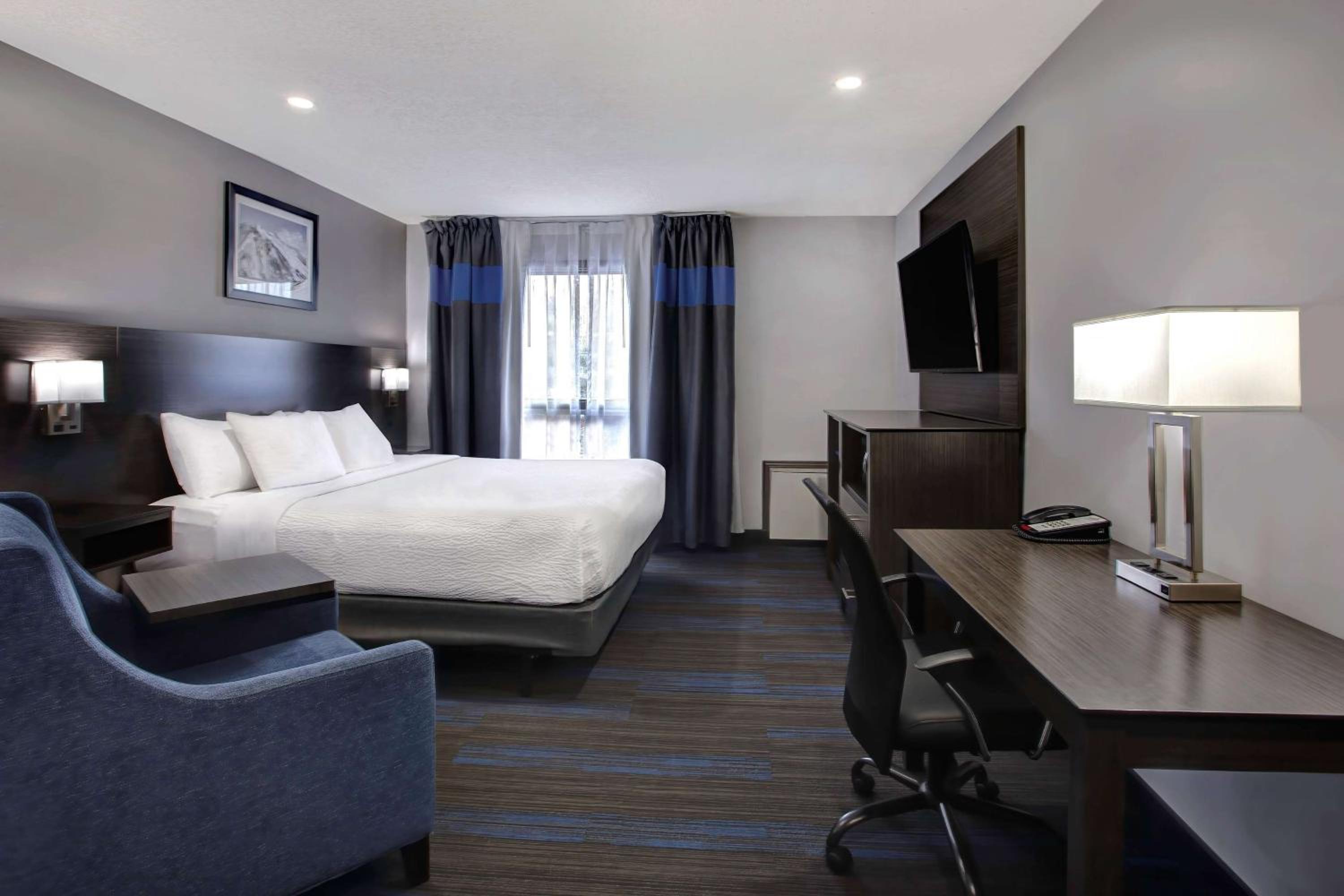 King Room /First Floor with Parking Lot Access, Non-Smoking - Photo 1