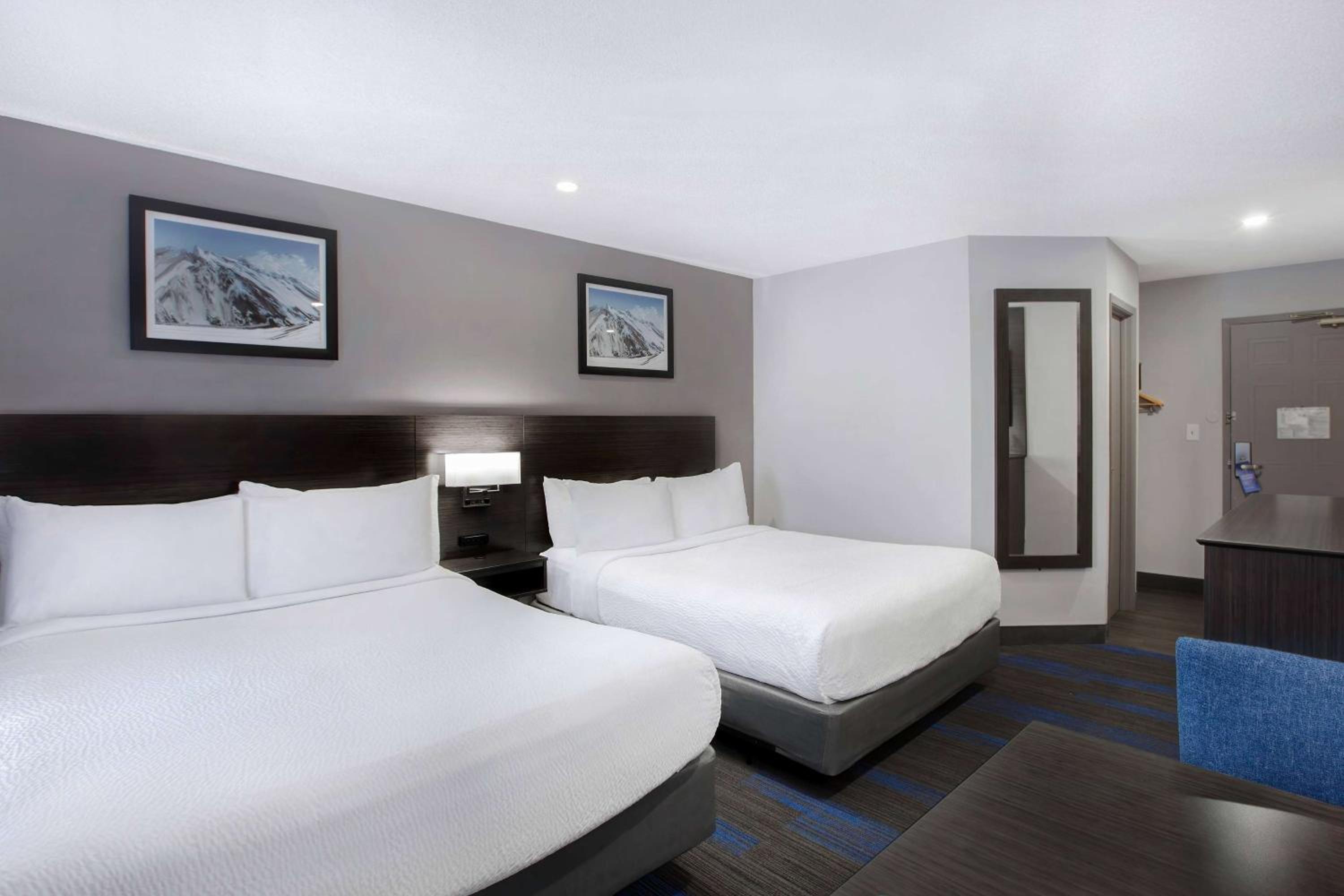 Queen Room with Two Queen Beds/ Second Floor Non-Smoking - Photo 1