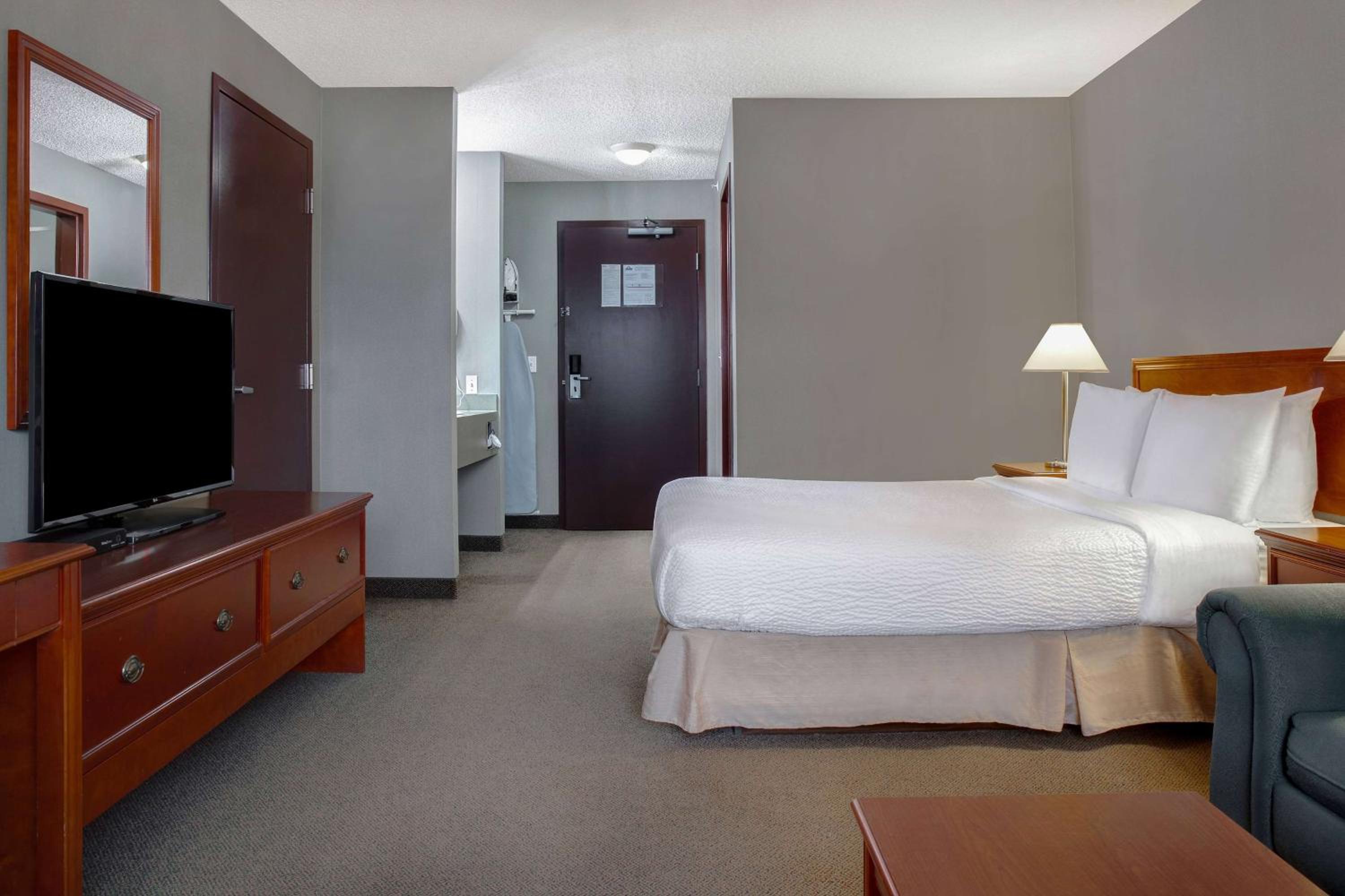 Queen Room - Non-Smoking - Photo 1