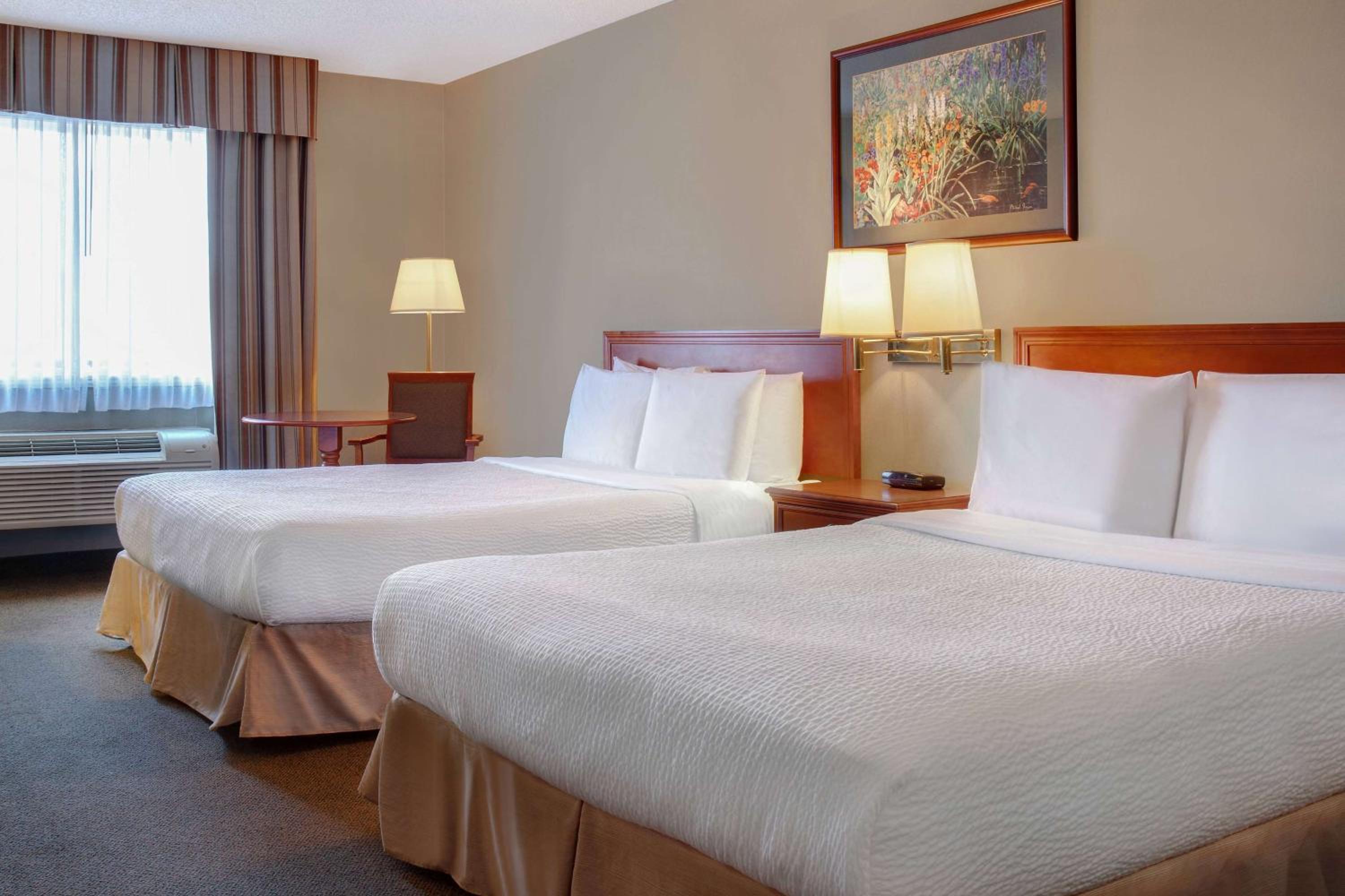 Queen Room with Two Queen Beds - Non-Smoking - Photo 1