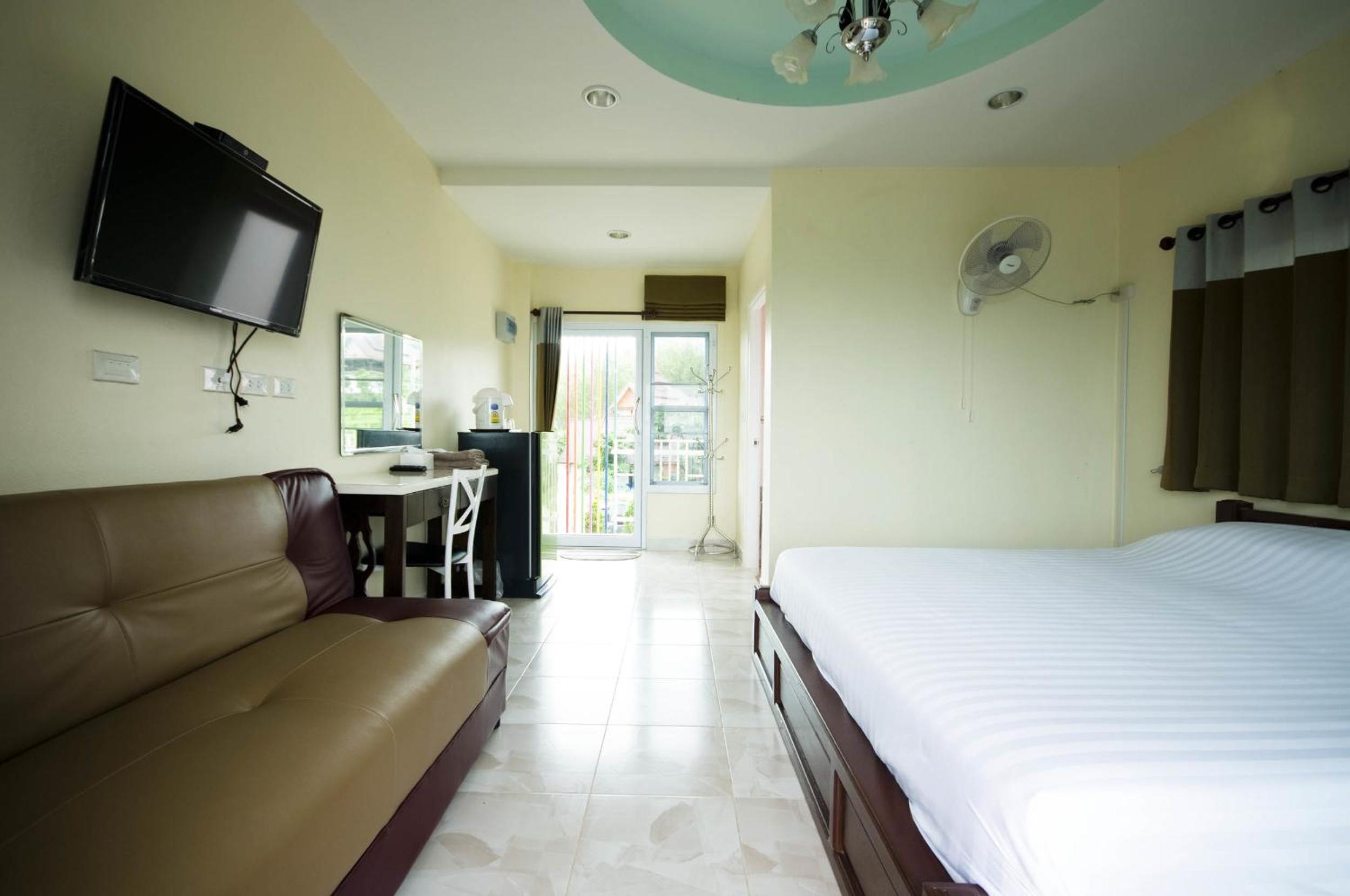 Deluxe Double Room with Balcony - Photo 4