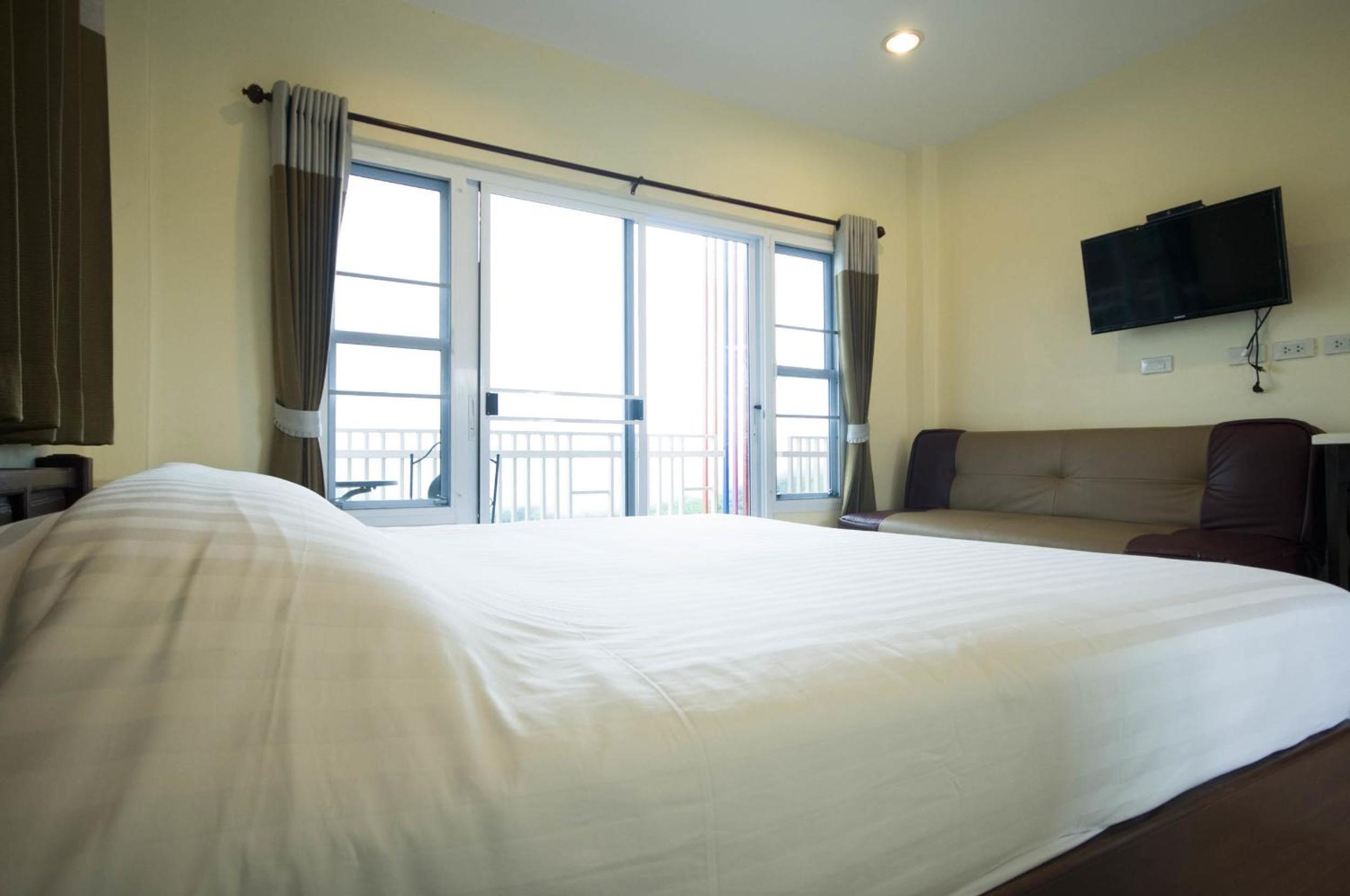 Deluxe Double Room with Balcony - Photo 8