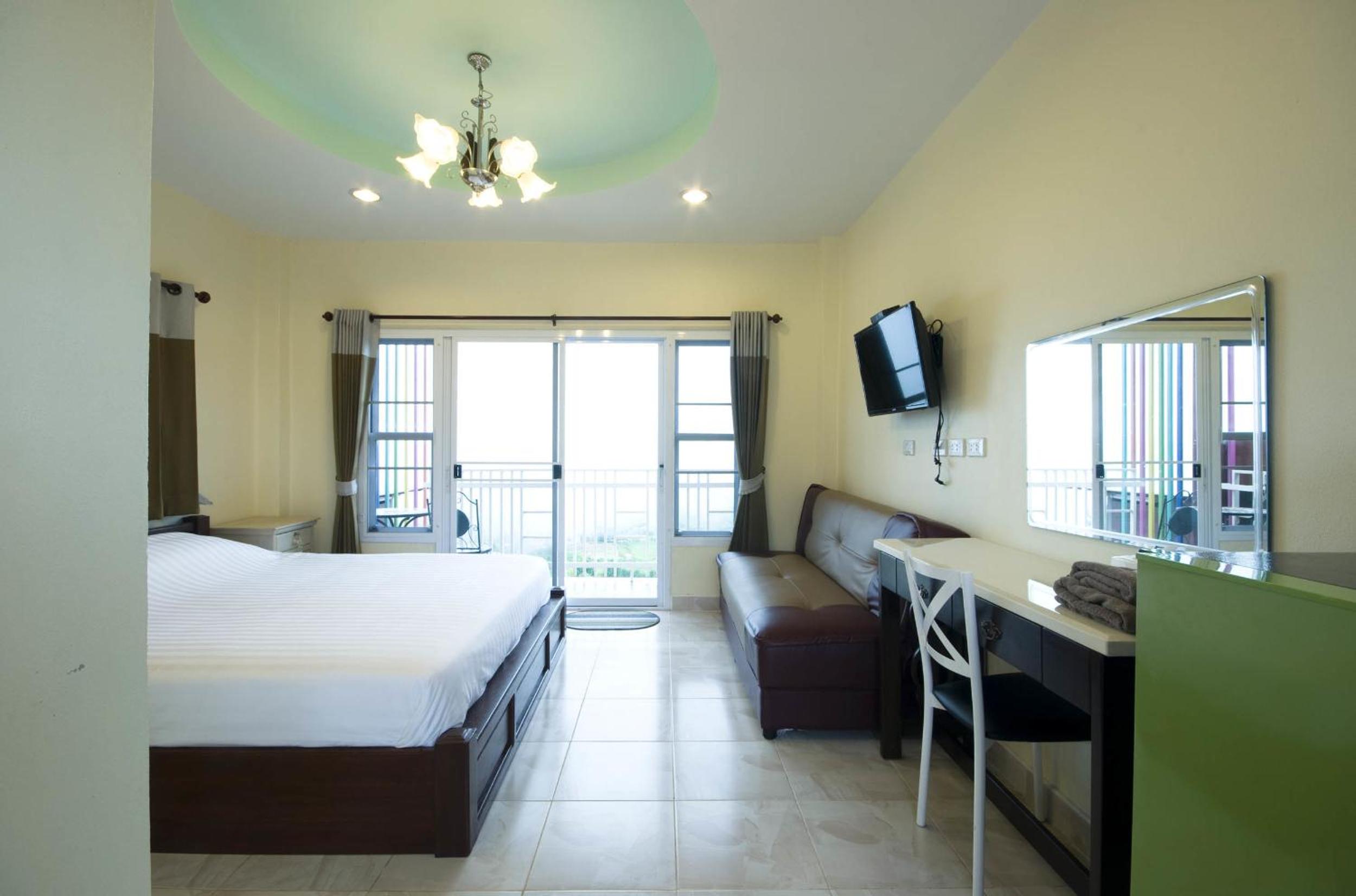 Deluxe Double Room with Balcony - Photo 6