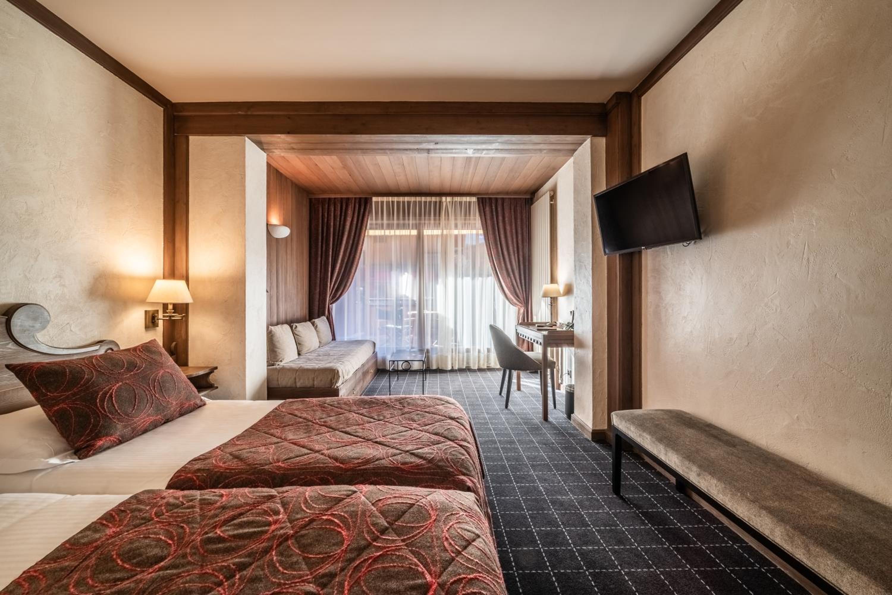 Queen Room with Balcony photo 1
