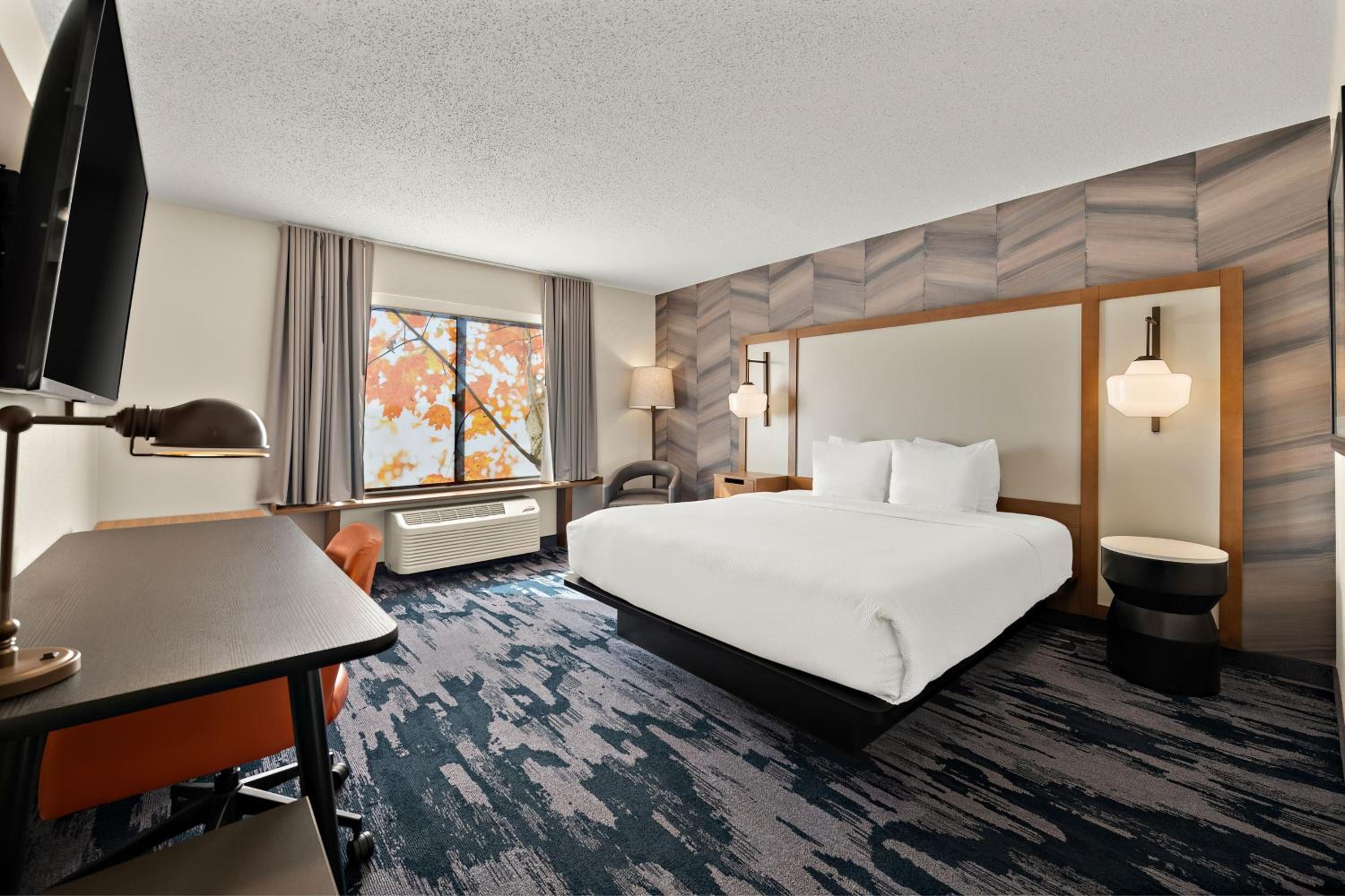 King Room with Adapted Tub - Mobility Accessible - Photo 1