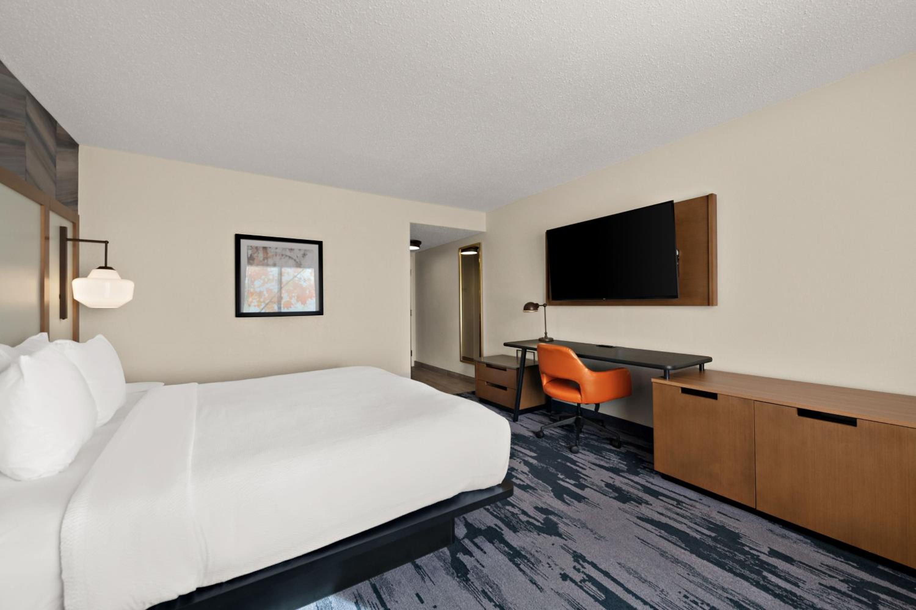King Room with Adapted Tub - Mobility Accessible - Photo 2