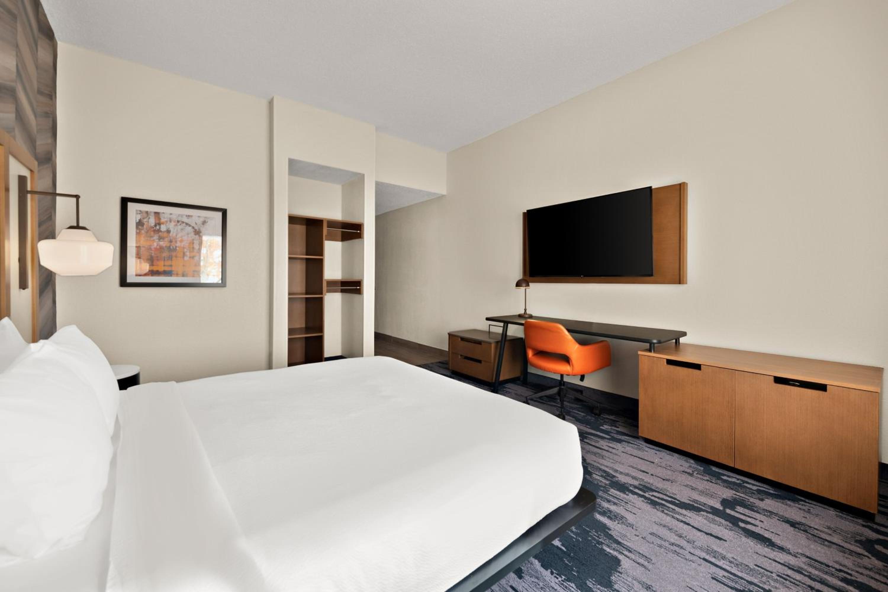 King Room with Adapted Tub - Mobility Accessible - Photo 3