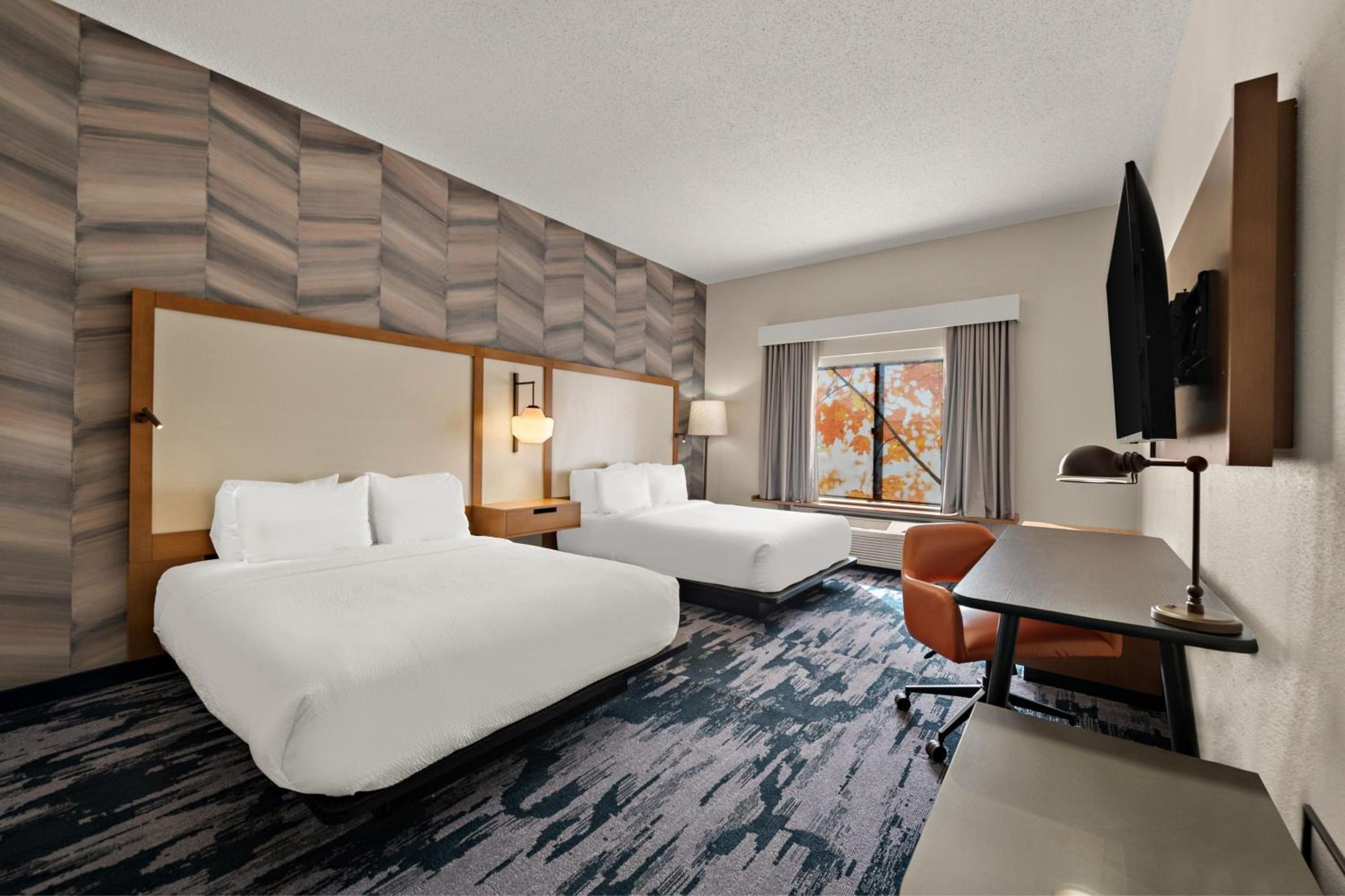 Queen Room with Two Queen Beds and Adapted Tub - Mobility Accessible - Photo 2