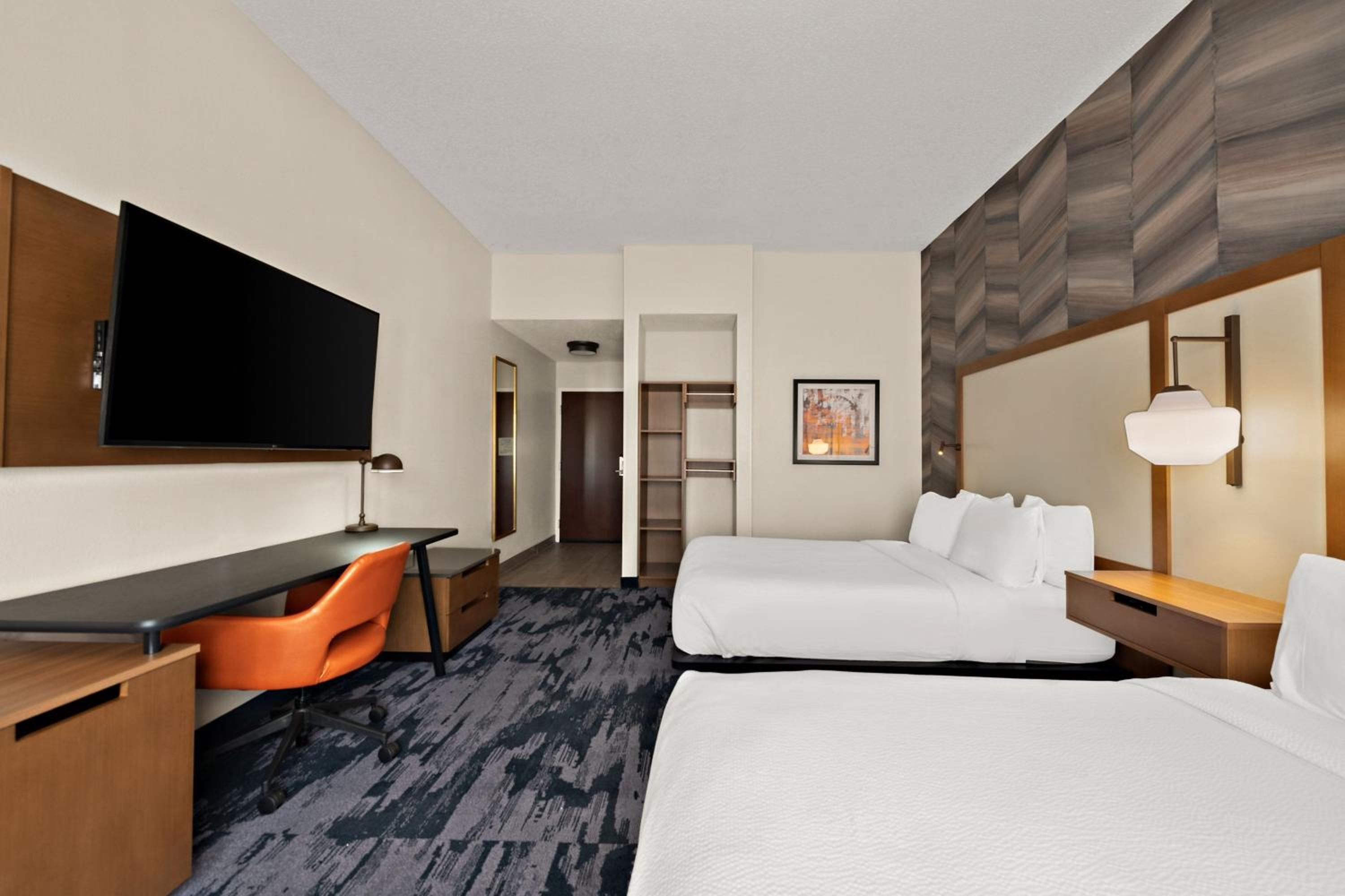 Queen Room with Two Queen Beds and Adapted Tub - Mobility Accessible - Photo 1