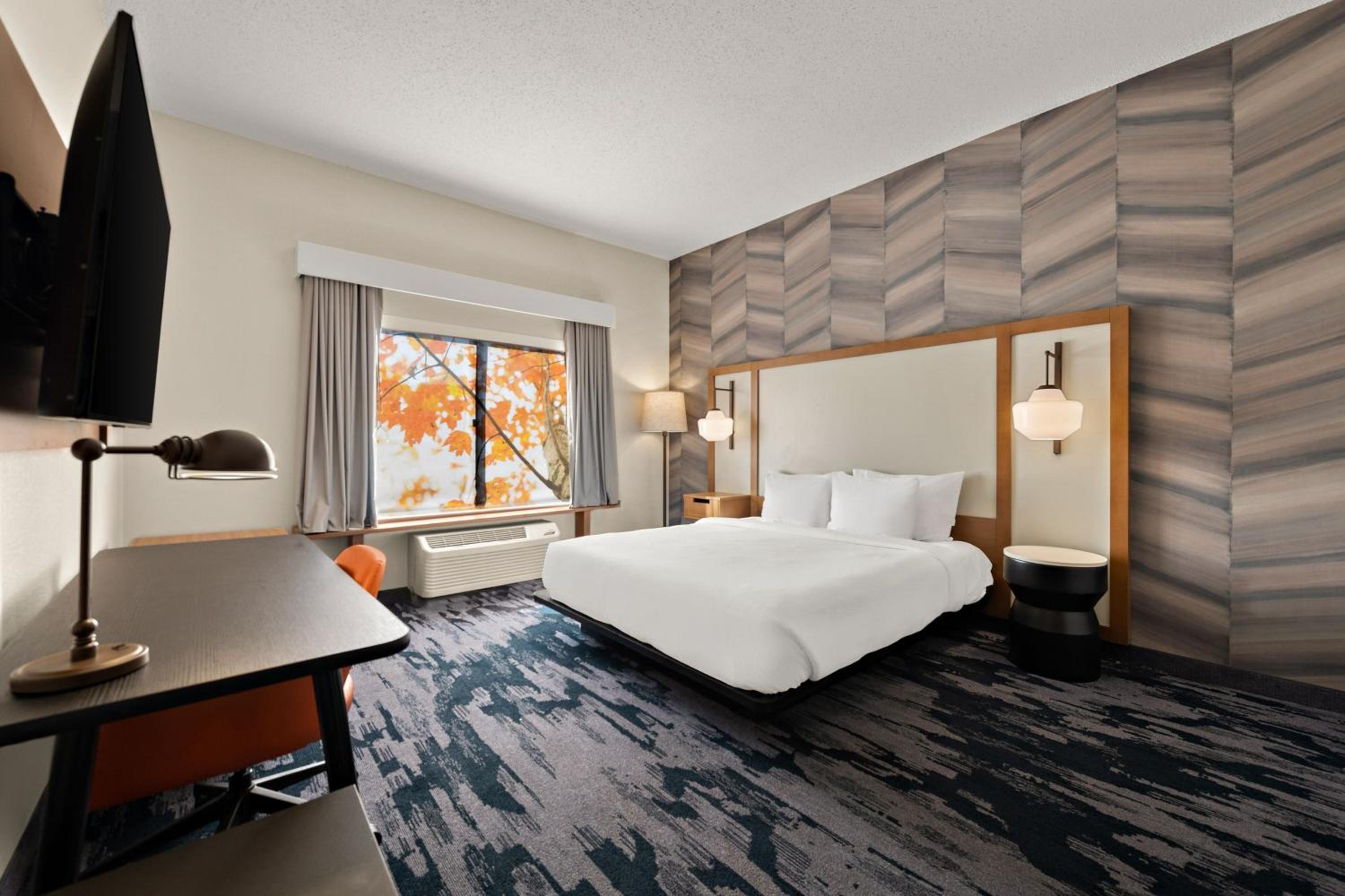 King Room with Adapted Tub - Mobility Accessible - Photo 5
