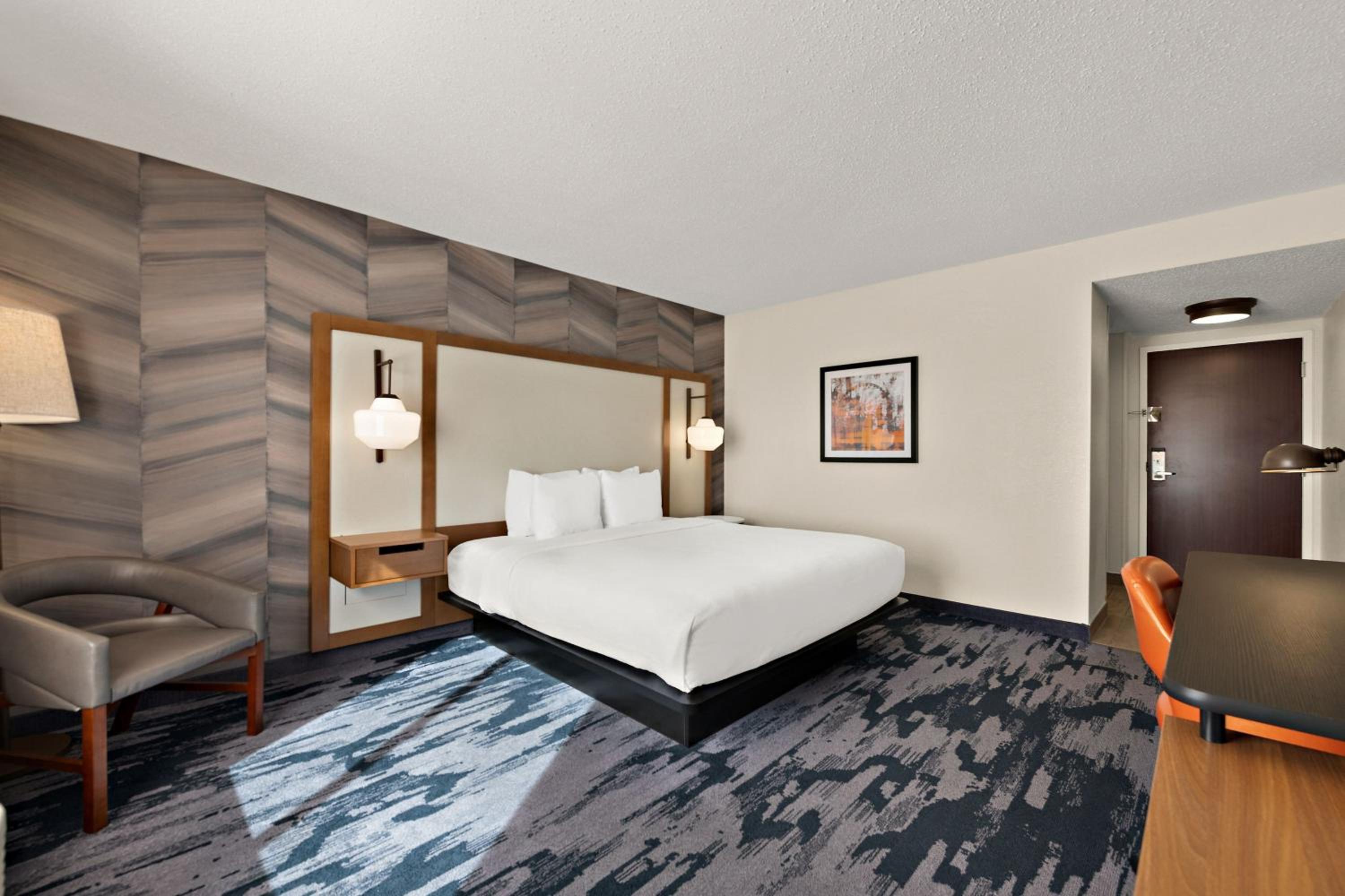 King Room with Adapted Tub - Mobility Accessible - Photo 4