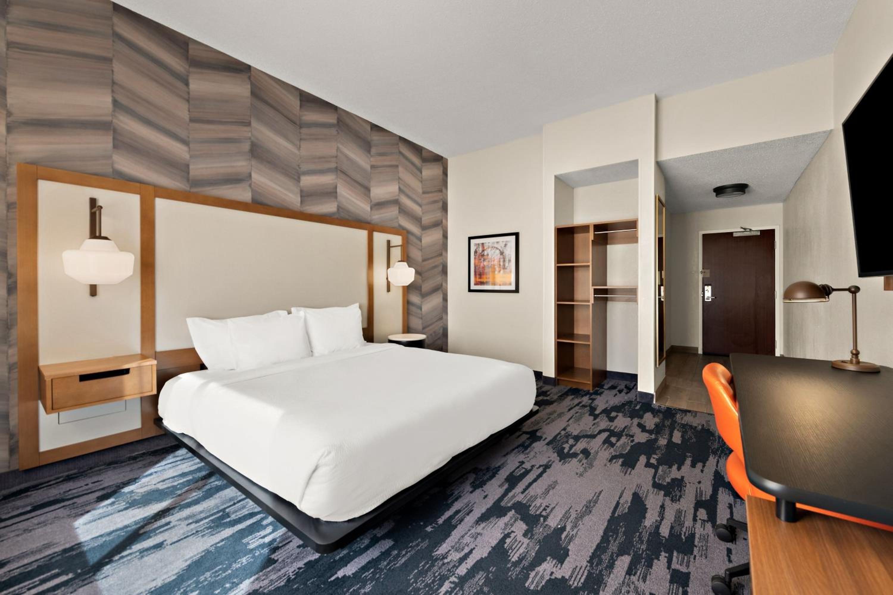 King Room with Adapted Tub - Mobility Accessible - Photo 6