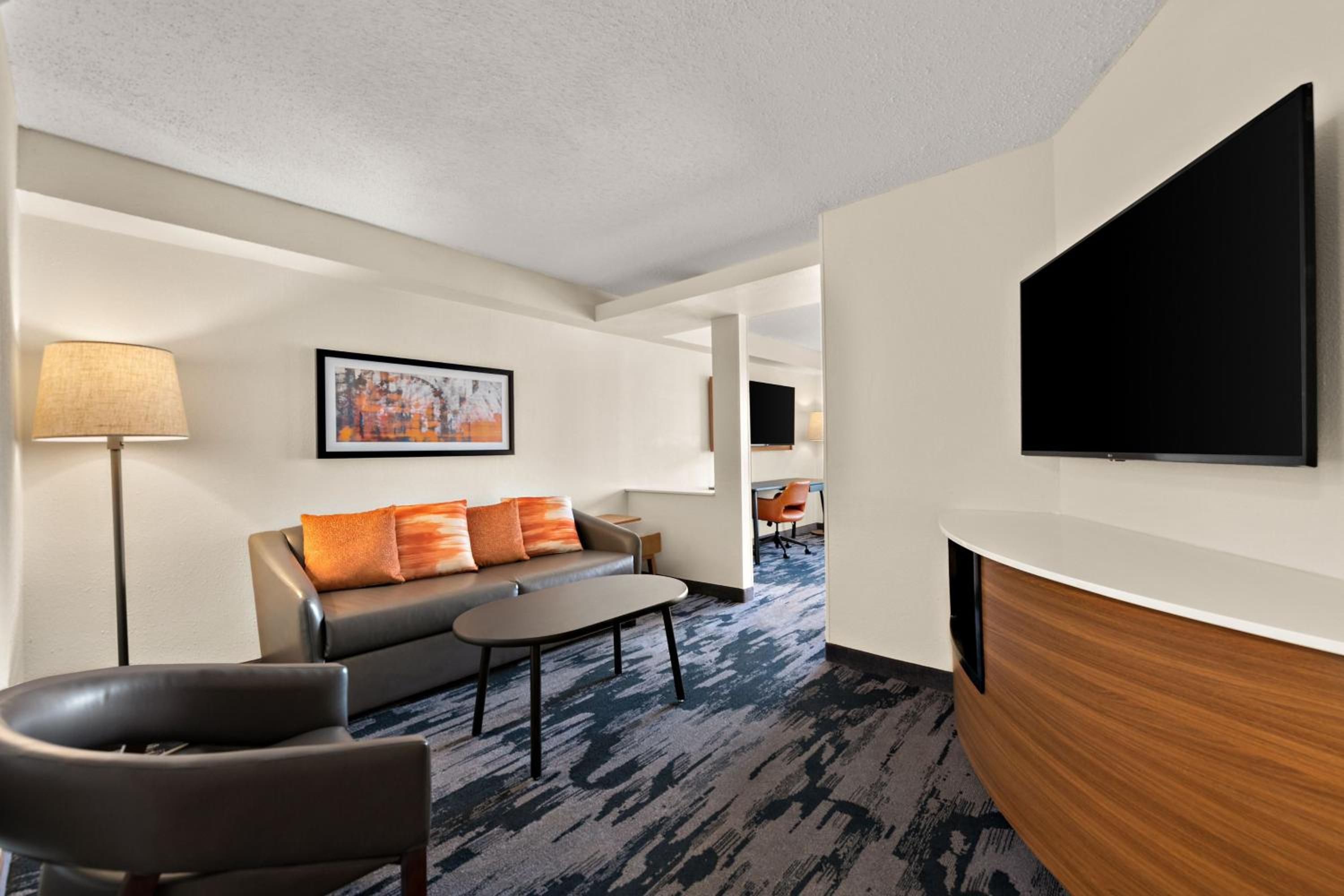 Deluxe Studio with King Bed and Sofa Bed - Photo 1